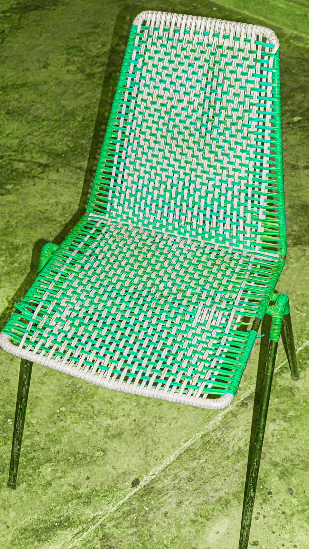 Op welke manier kunnen fotografie en grafisch ontwerp samen bijdragen aan een sterke merkidentiteit en de visuele aantrekkingskracht van interieurontwerpbedrijven vergroten?