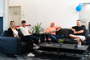 Unser Unternehmen 2 Eine Gruppe von Menschen, die auf einer Couch sitzen