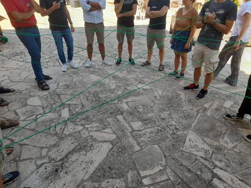 Il gioco del gomito, attività di team working aziendale