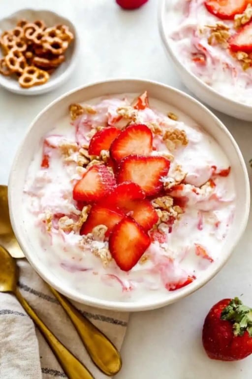 High-Protein Strawberry Pretzel Salad Bowl Recipe for Energy and Flavor
