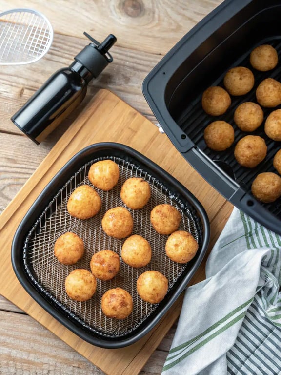 Dernière étape pour les boulettes de pommes de terre à la friteuse à air&nbsp;: dressées et prêtes.