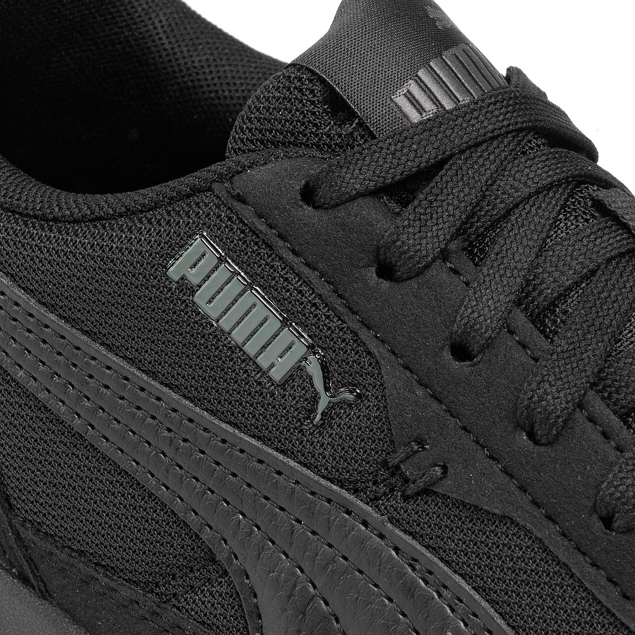 Sneakersy