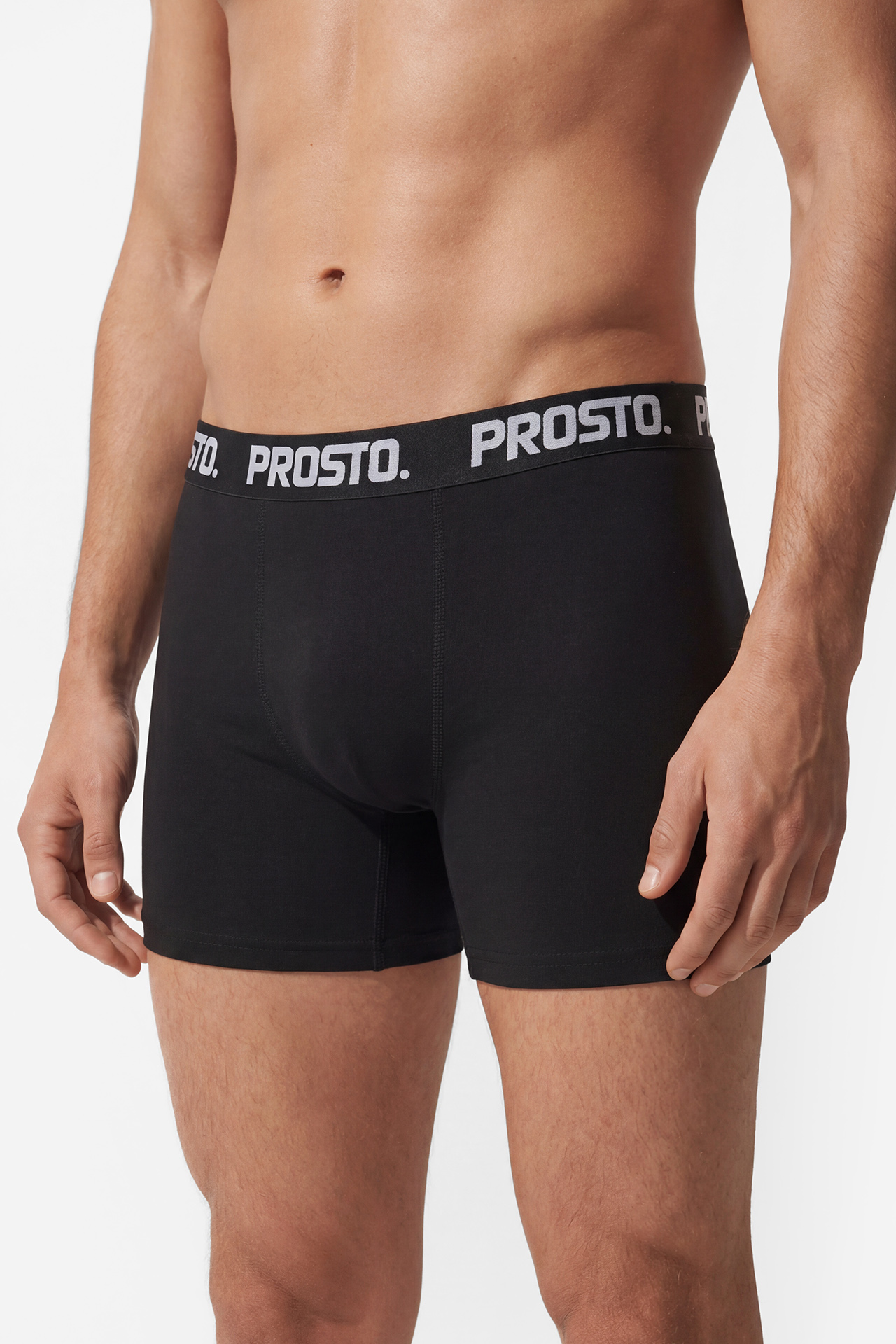 Model prezentujący bokserki, widok sylwetki od pasa w dół z przodu.