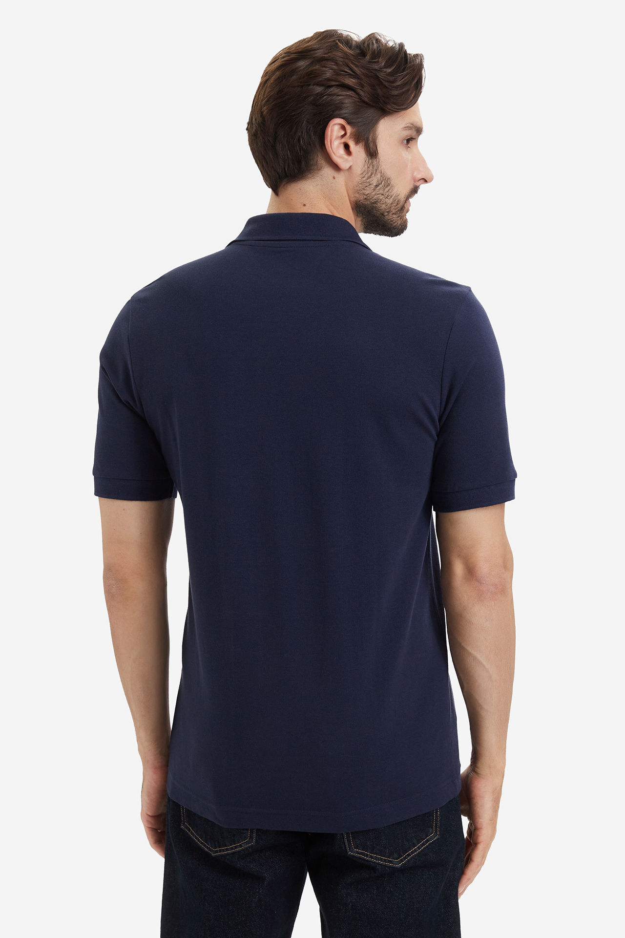 Model w koszulce polo, widok z tyłu od głowy do bioder.