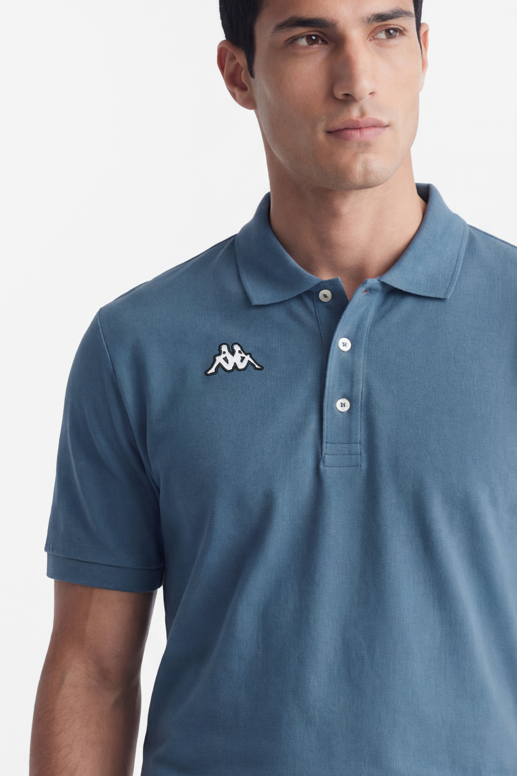 Model prezentujący koszulkę polo, ujęcie całej sylwetki stojącej pod kątem.