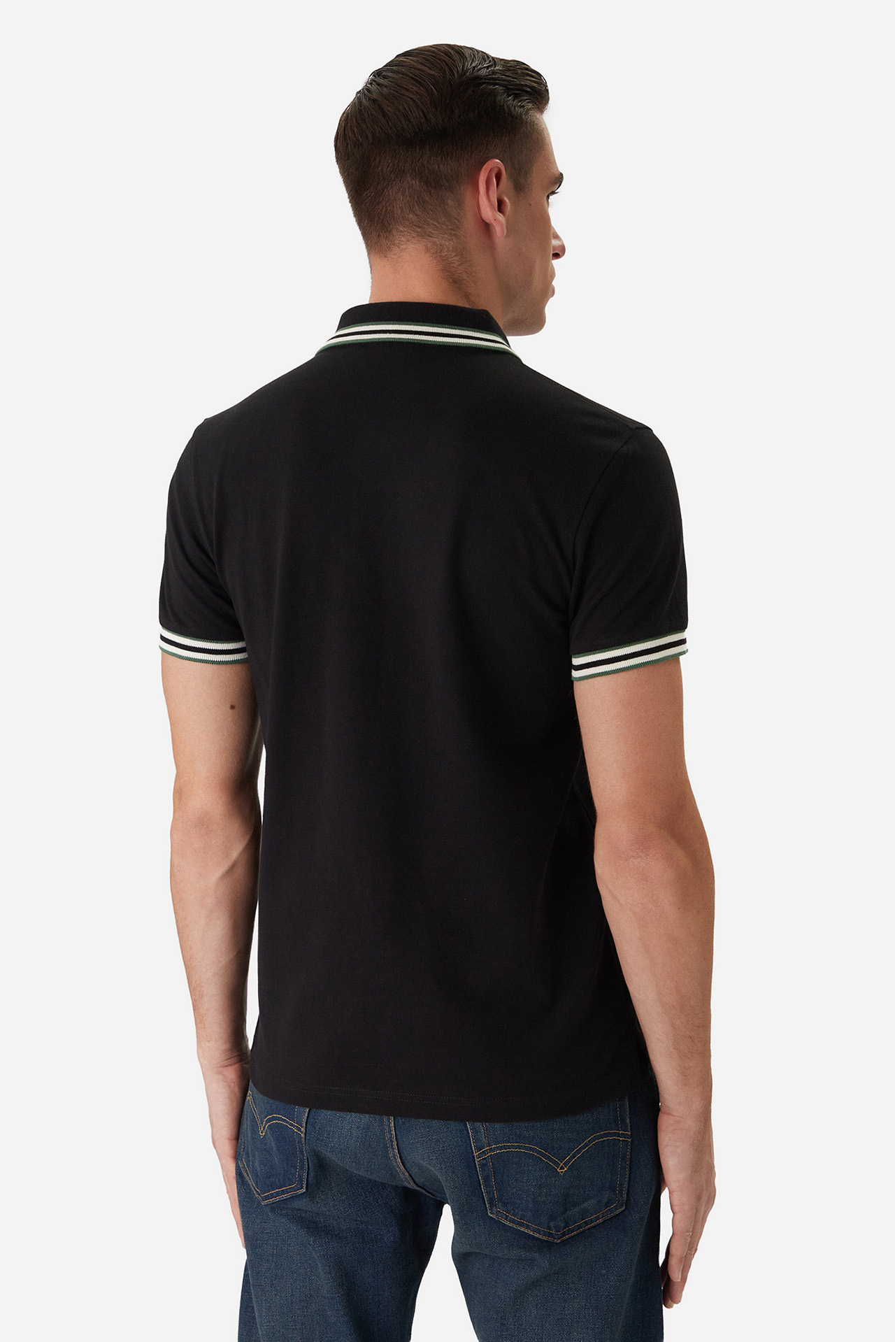 Model w koszulce polo, widok na plecy i tył sylwetki.
