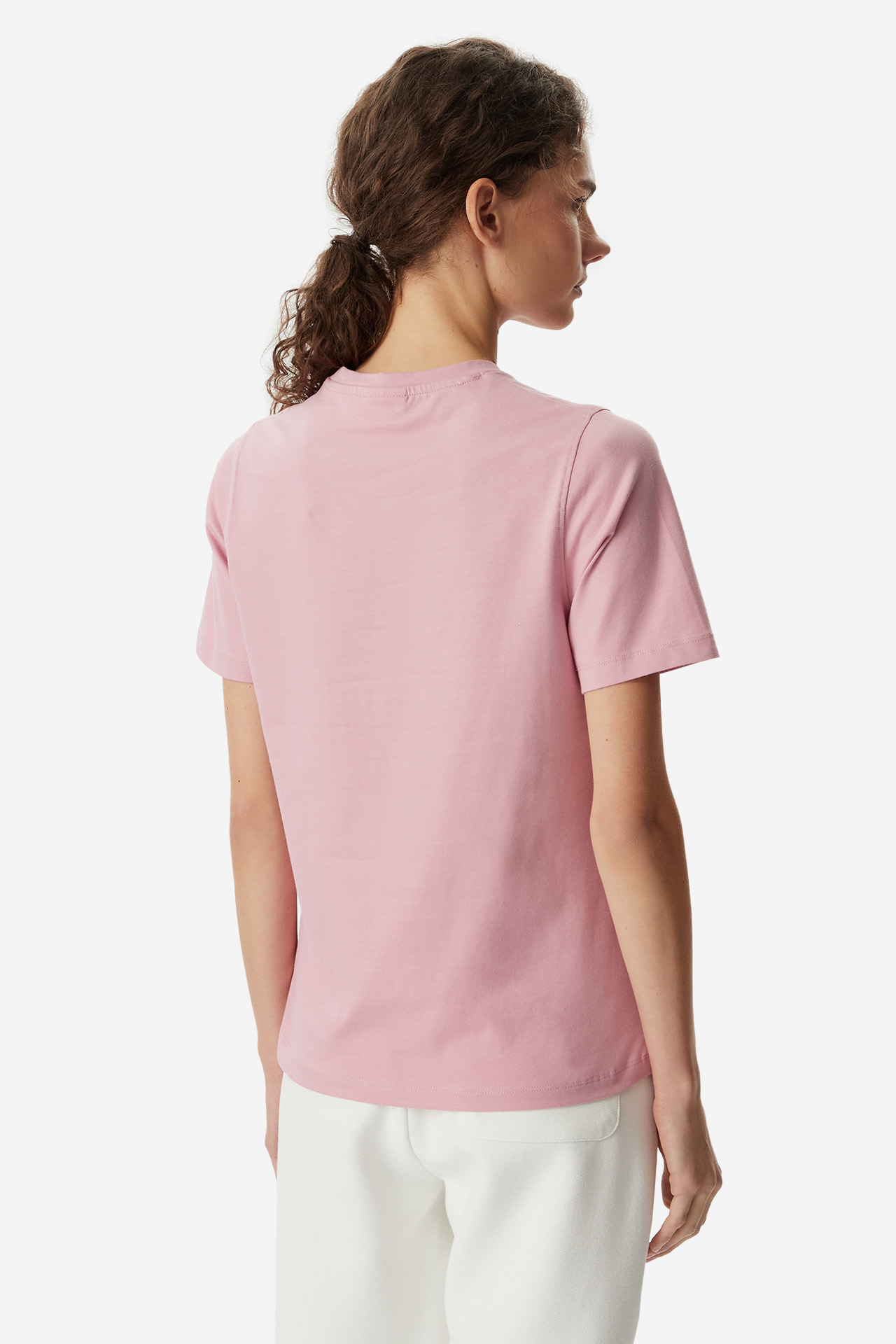Modelka w T-shircie, widok z tyłu do wysokości bioder.