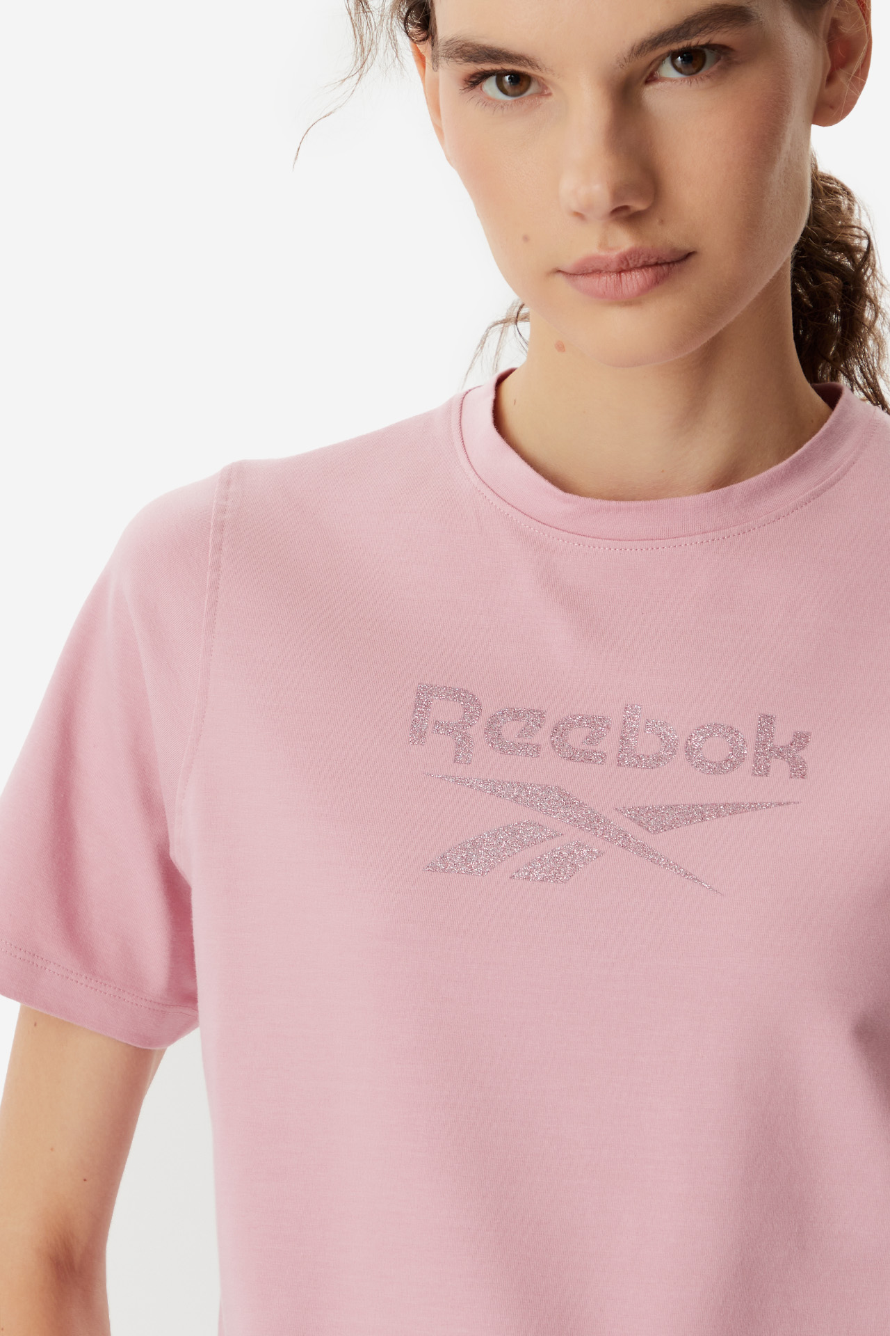 Zbliżenie na górną część T-shirtu na modelce, widok z przodu.