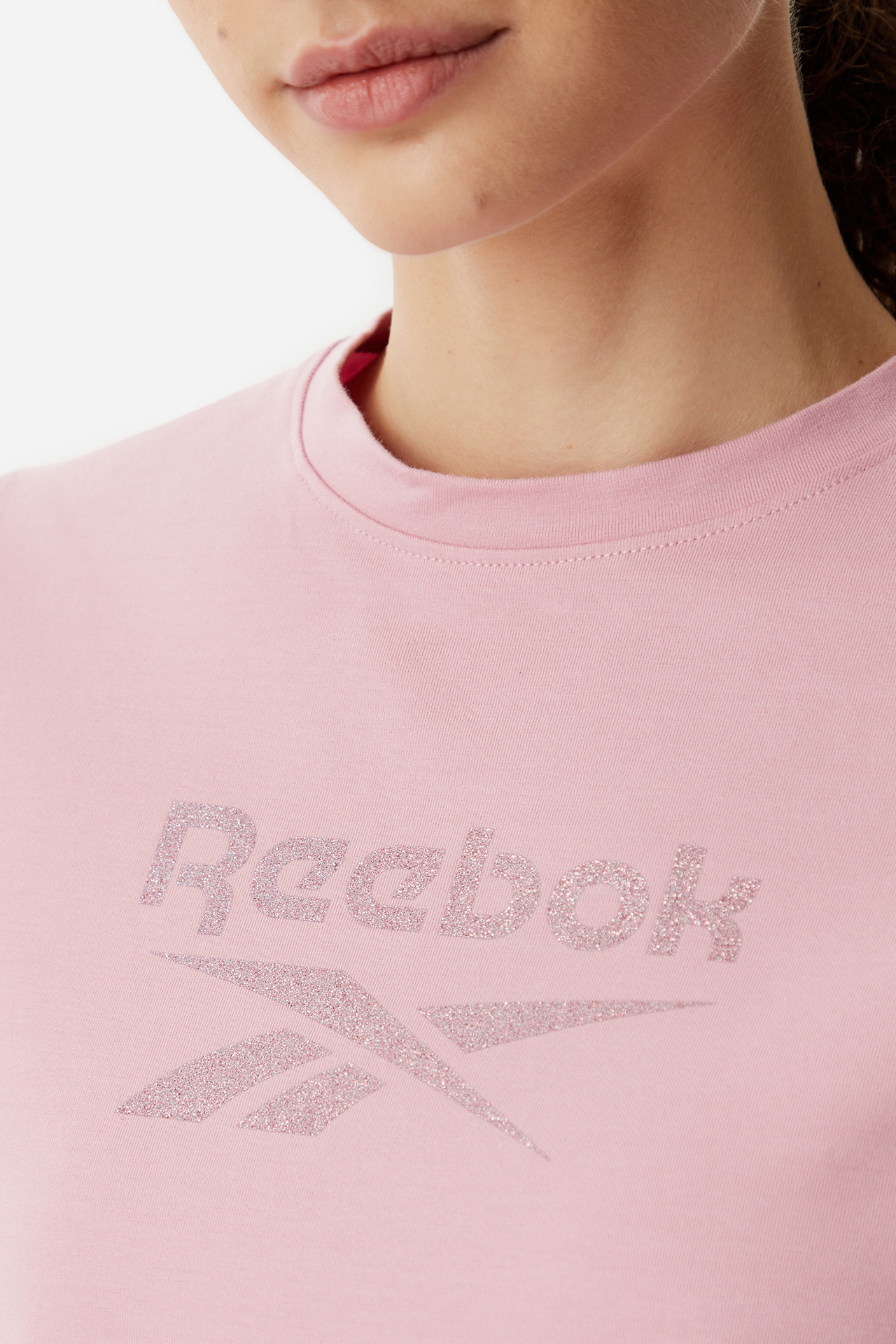 Zbliżenie na nadruk na górnej części T-shirtu na modelce.