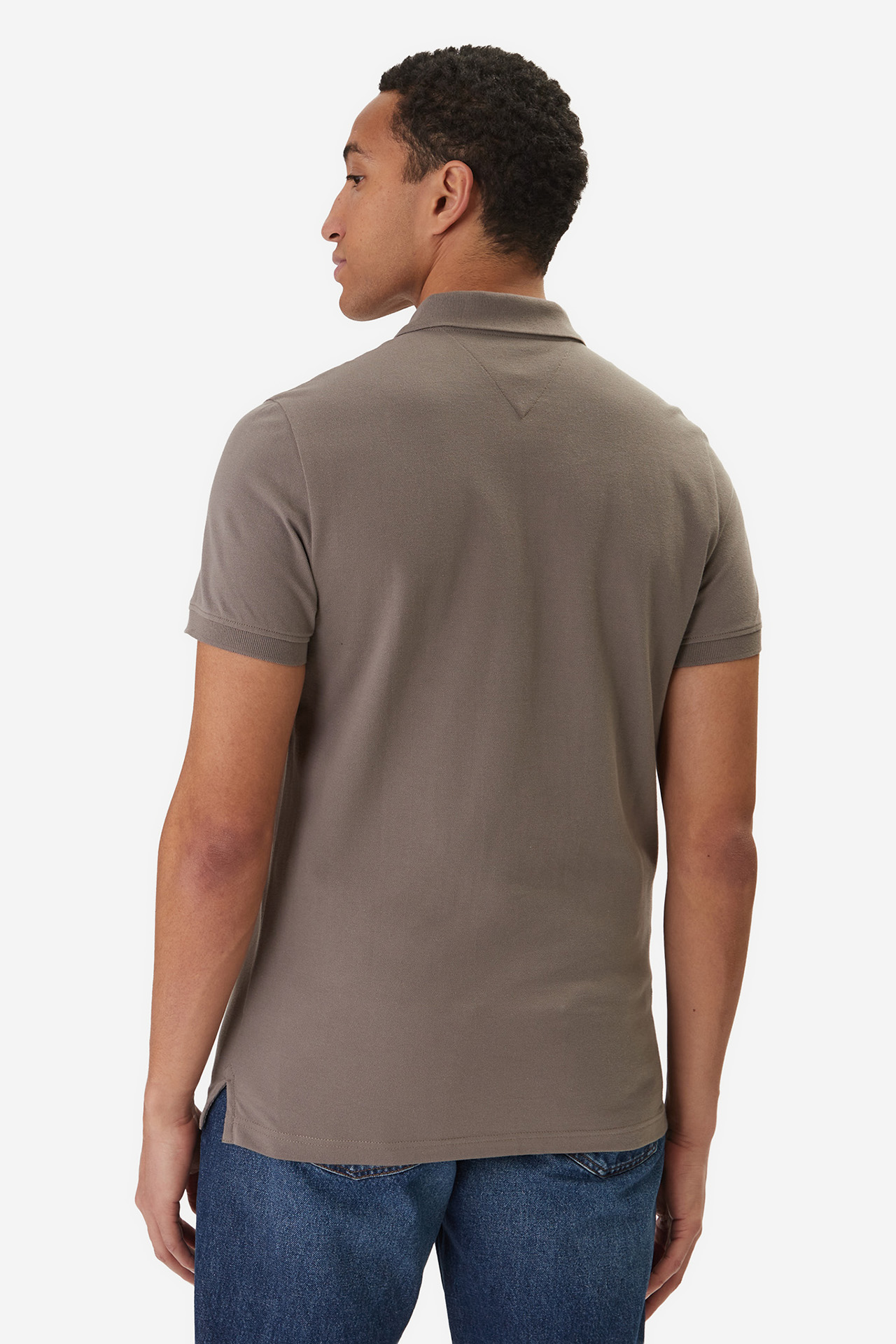 Model w koszulce polo, ujęcie od tyłu do połowy uda.