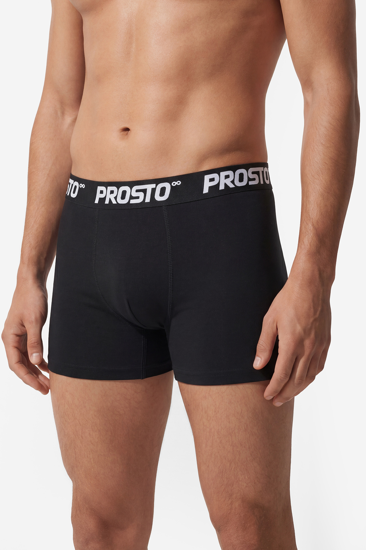 Model prezentujący bokserki, ujęcie sylwetki od pasa w dół.