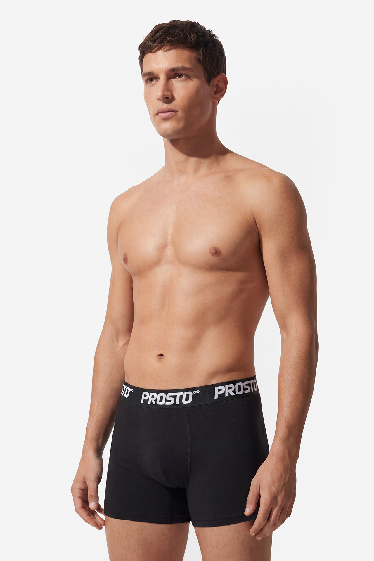 Model prezentujący bokserki, ujęcie sylwetki od pasa w górę.