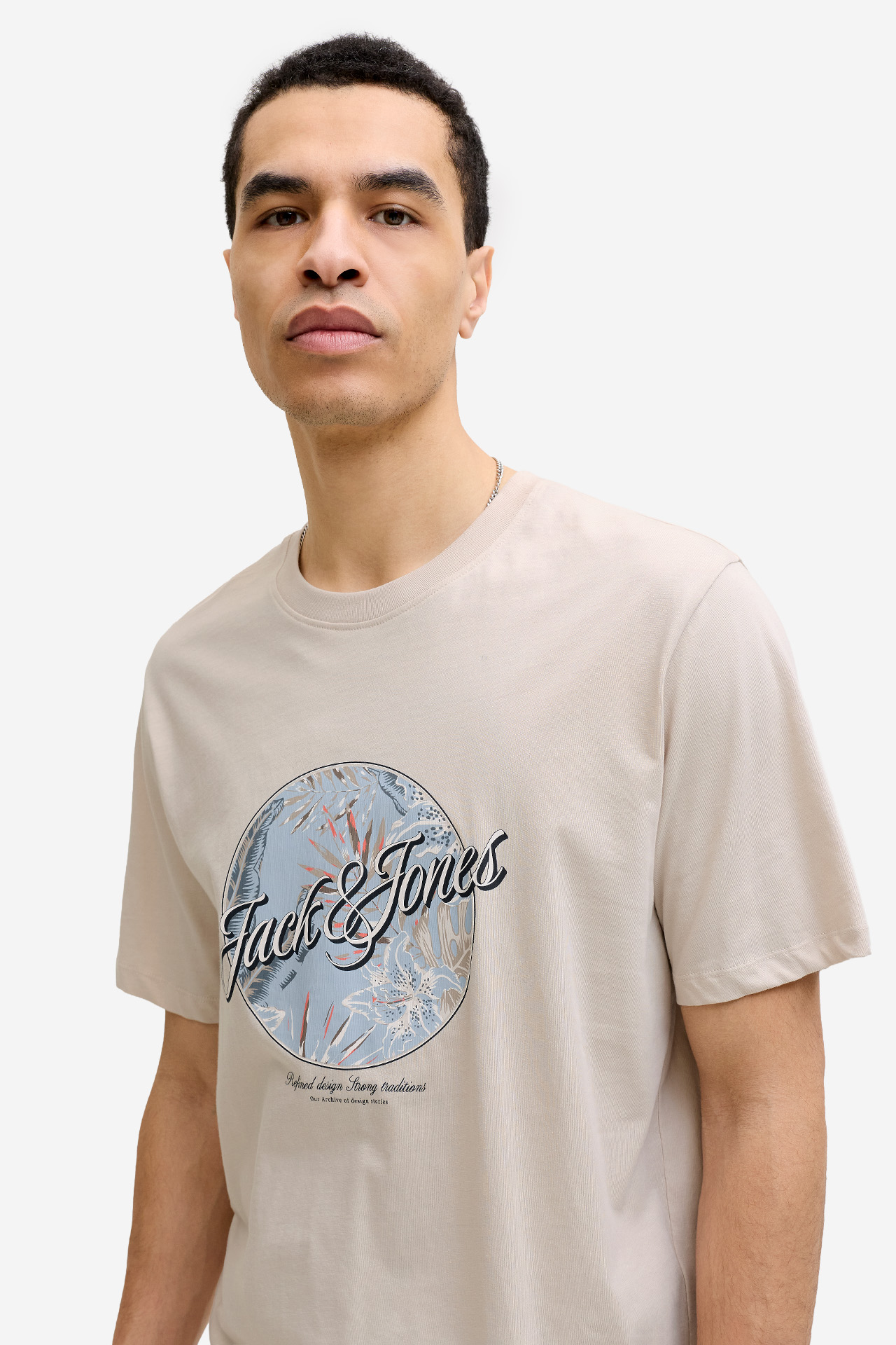 Model w T-shircie, ujęcie portretowe z przodu.