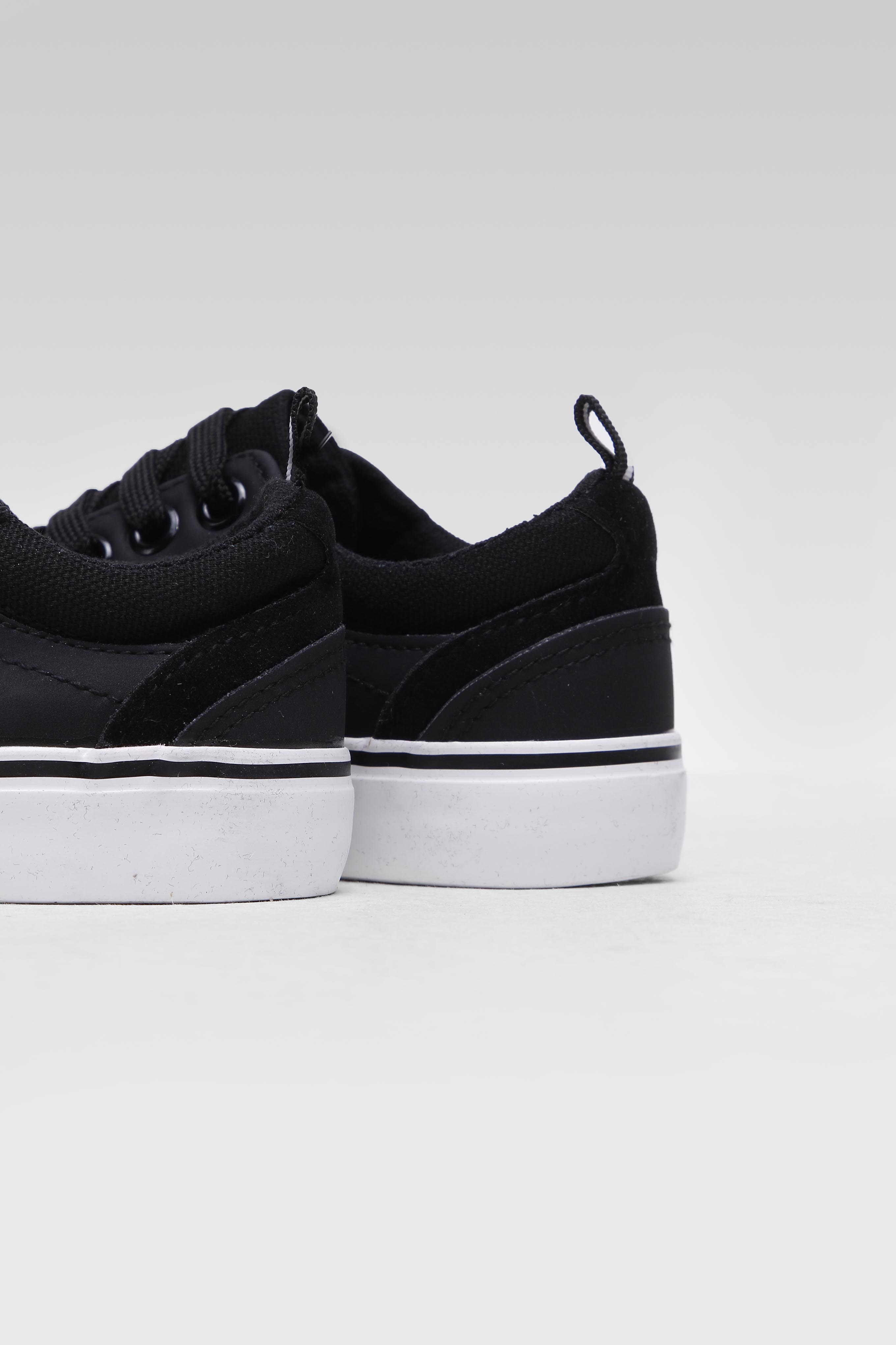 Platnene superge Črna