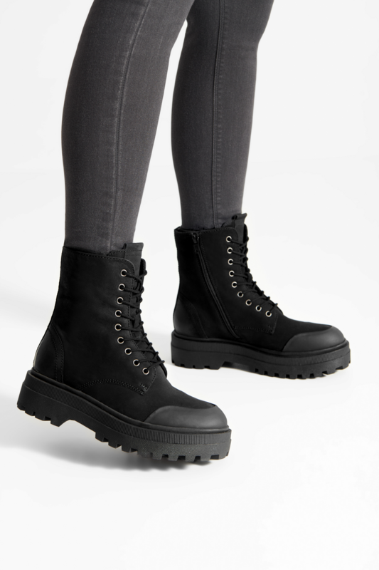 Šnurovacie topánky Čierna