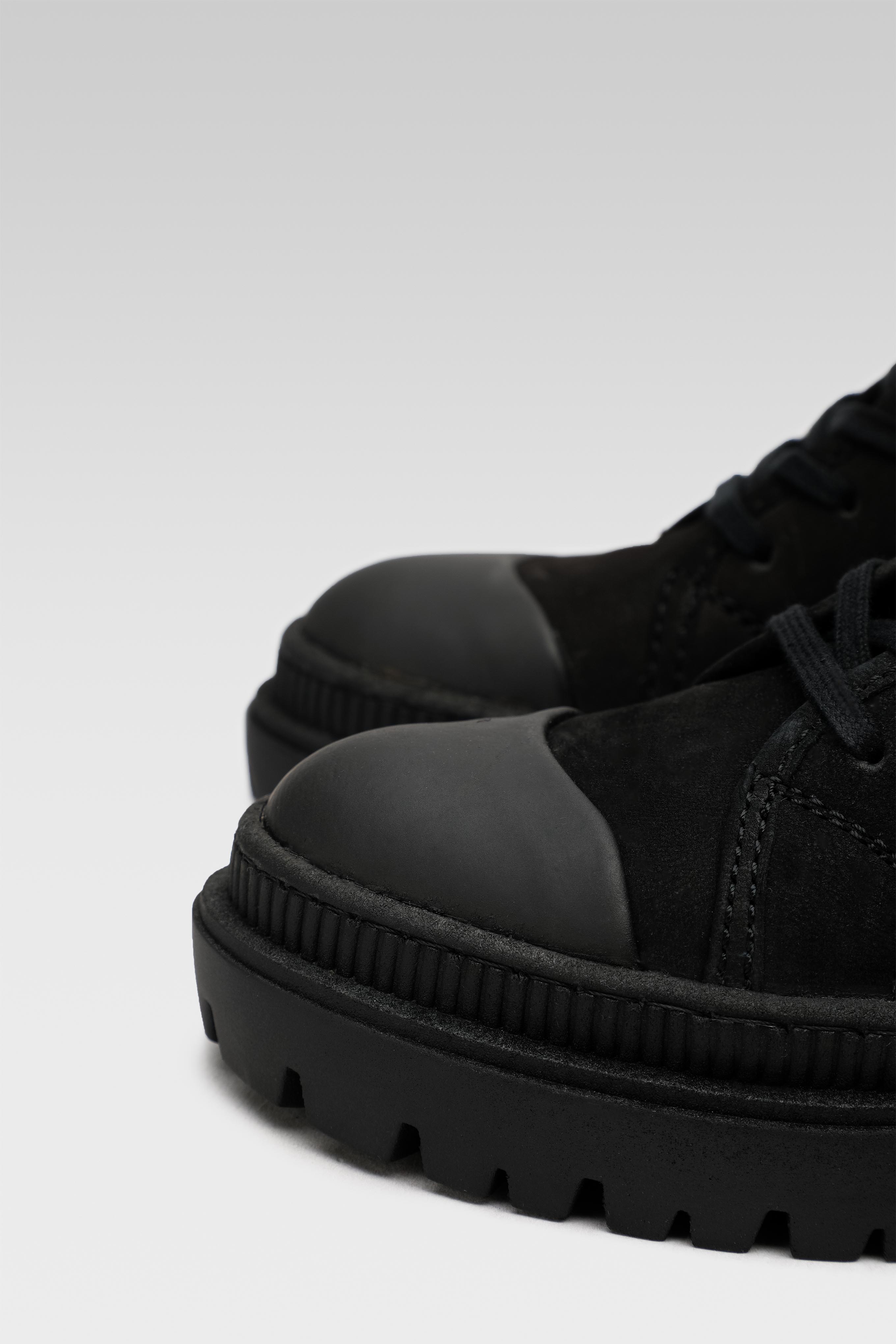 Gležnjarji Črna