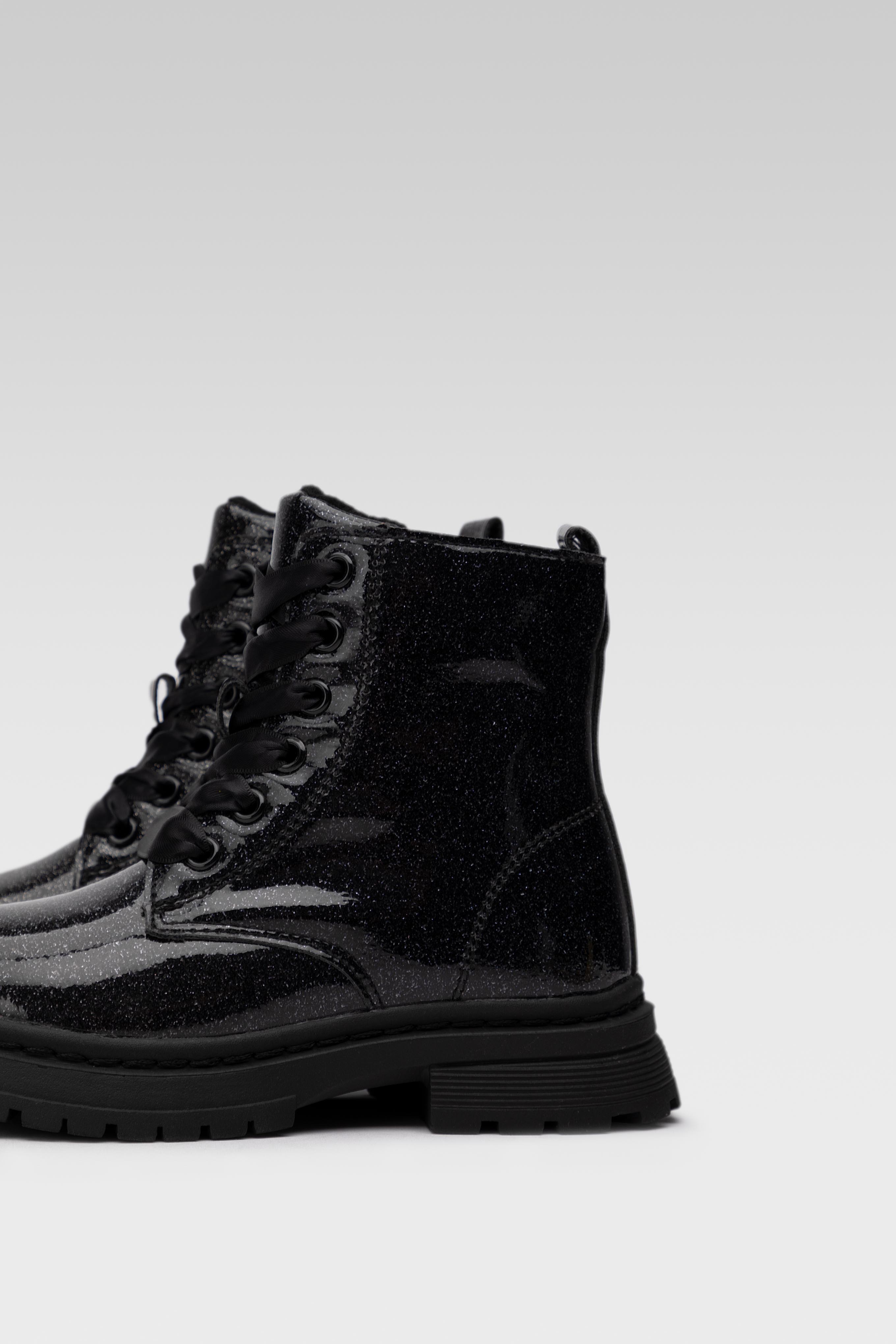 Gležnjarji z vezalkami Črna