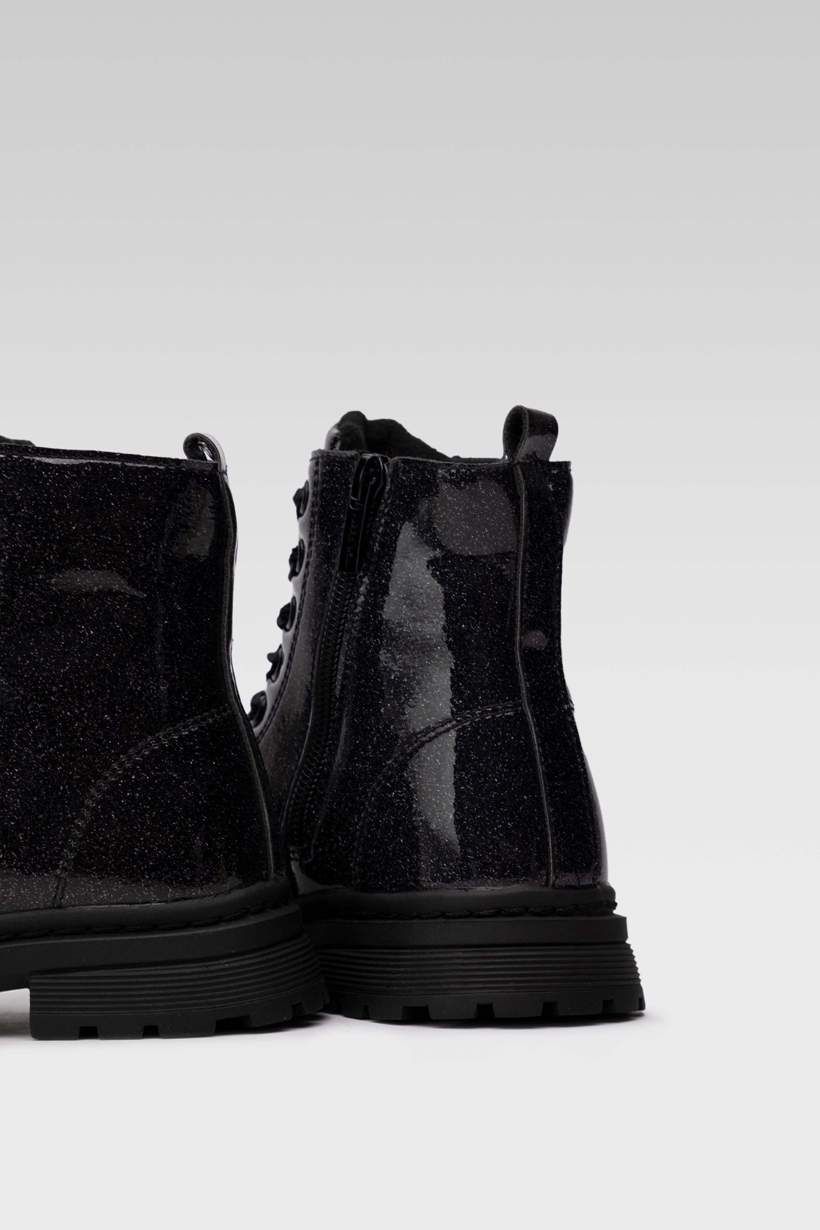 Gležnjarji z vezalkami Črna