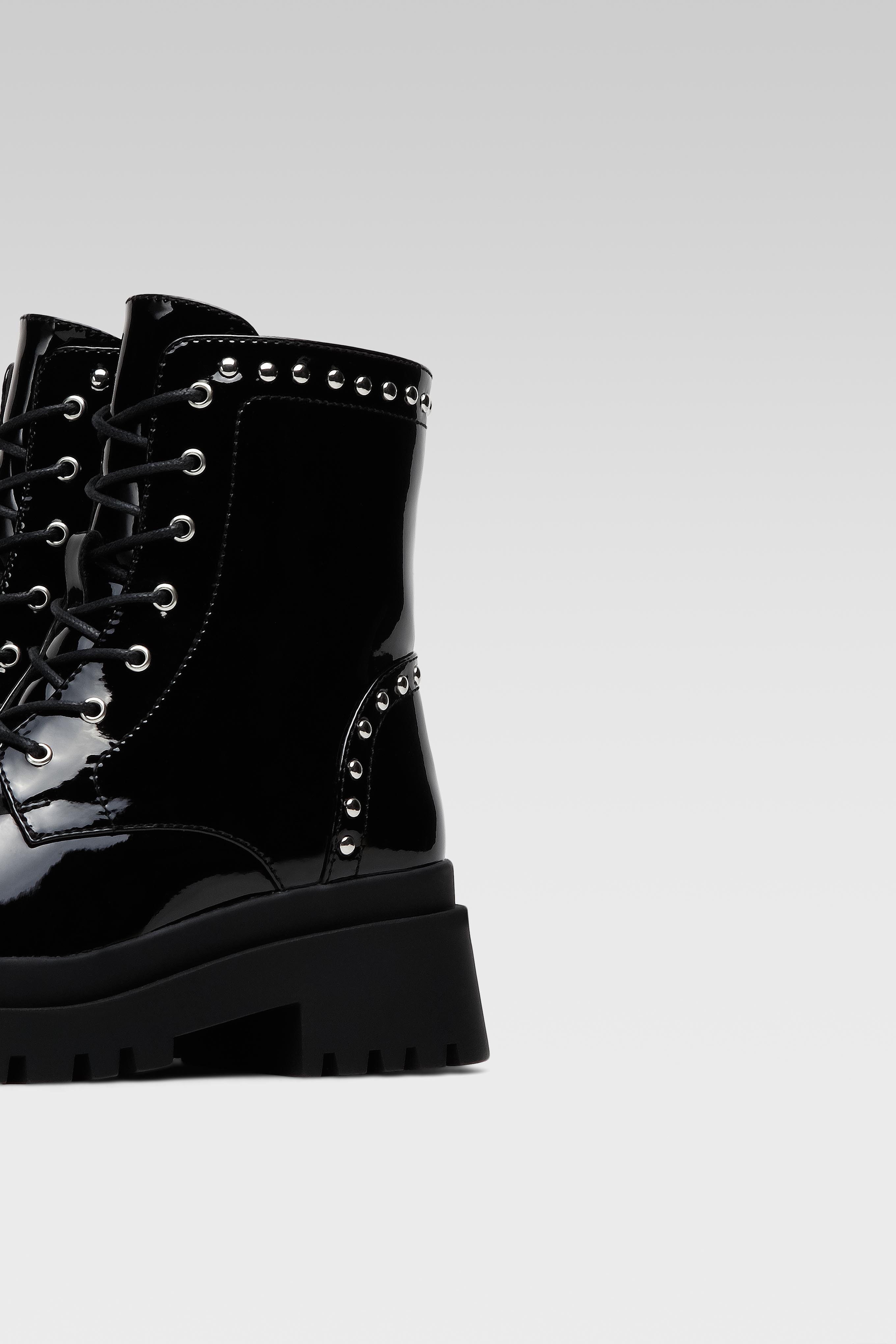 Gležnjarji z vezalkami Črna