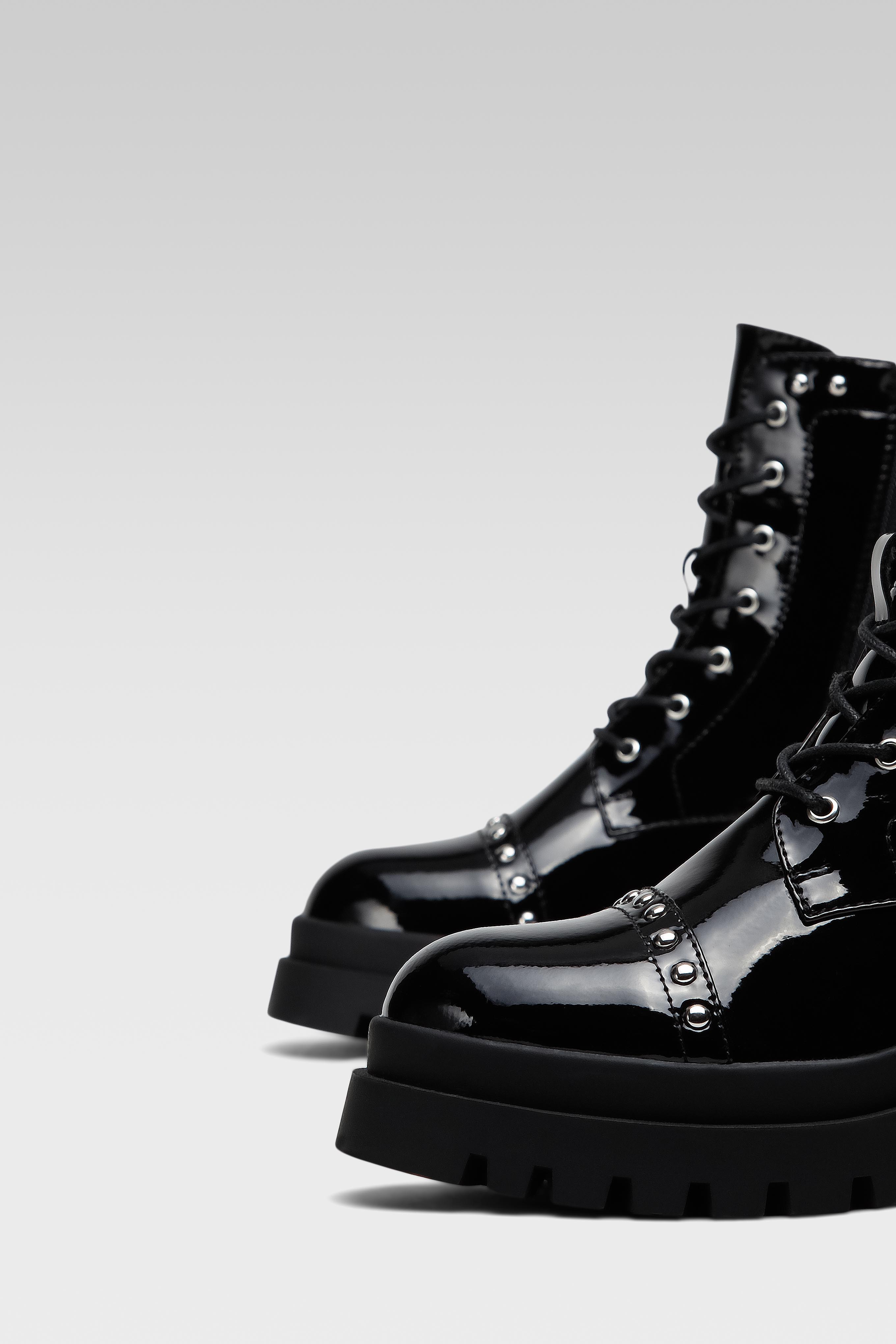 Gležnjarji z vezalkami Črna