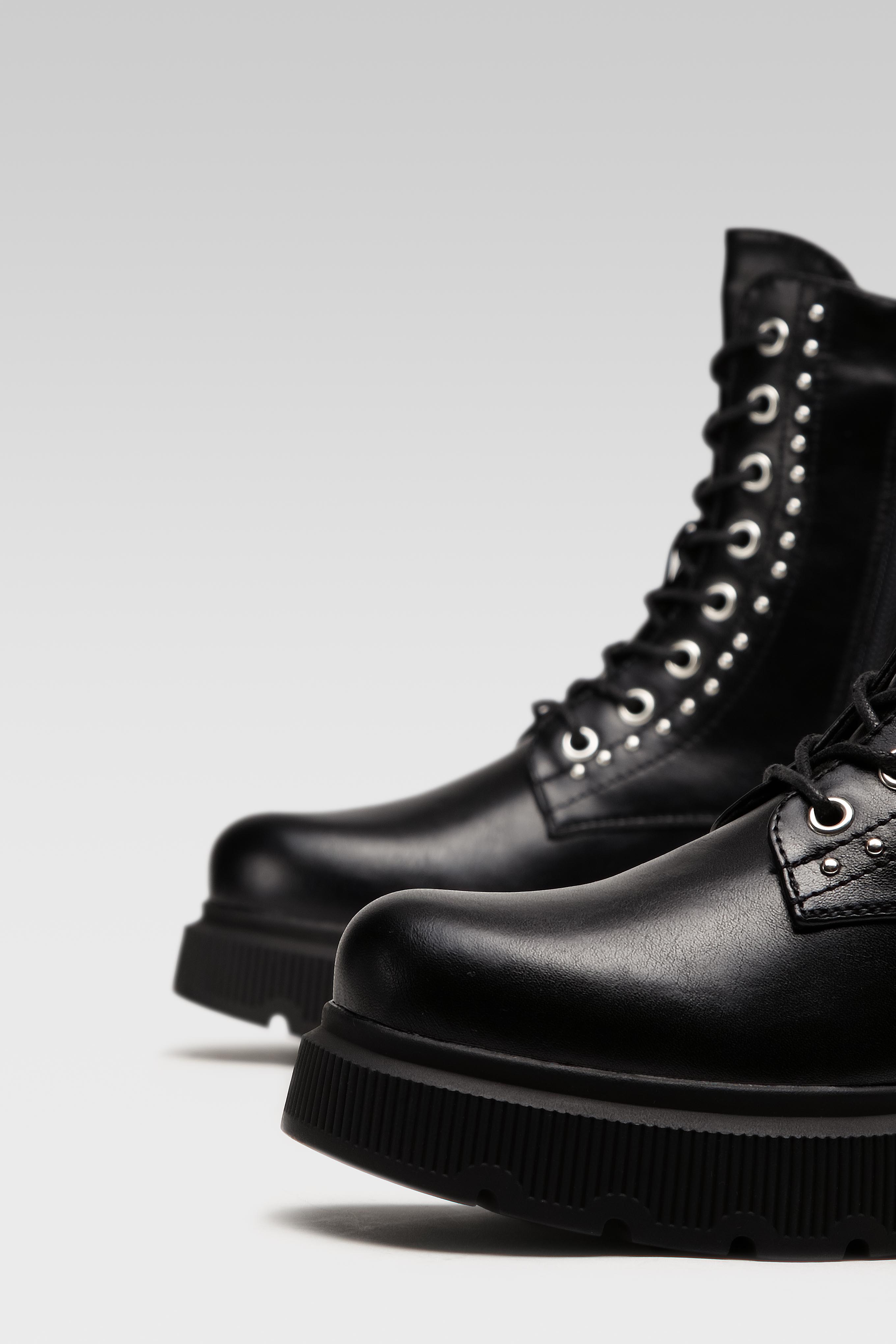 Gležnjarji z vezalkami Črna