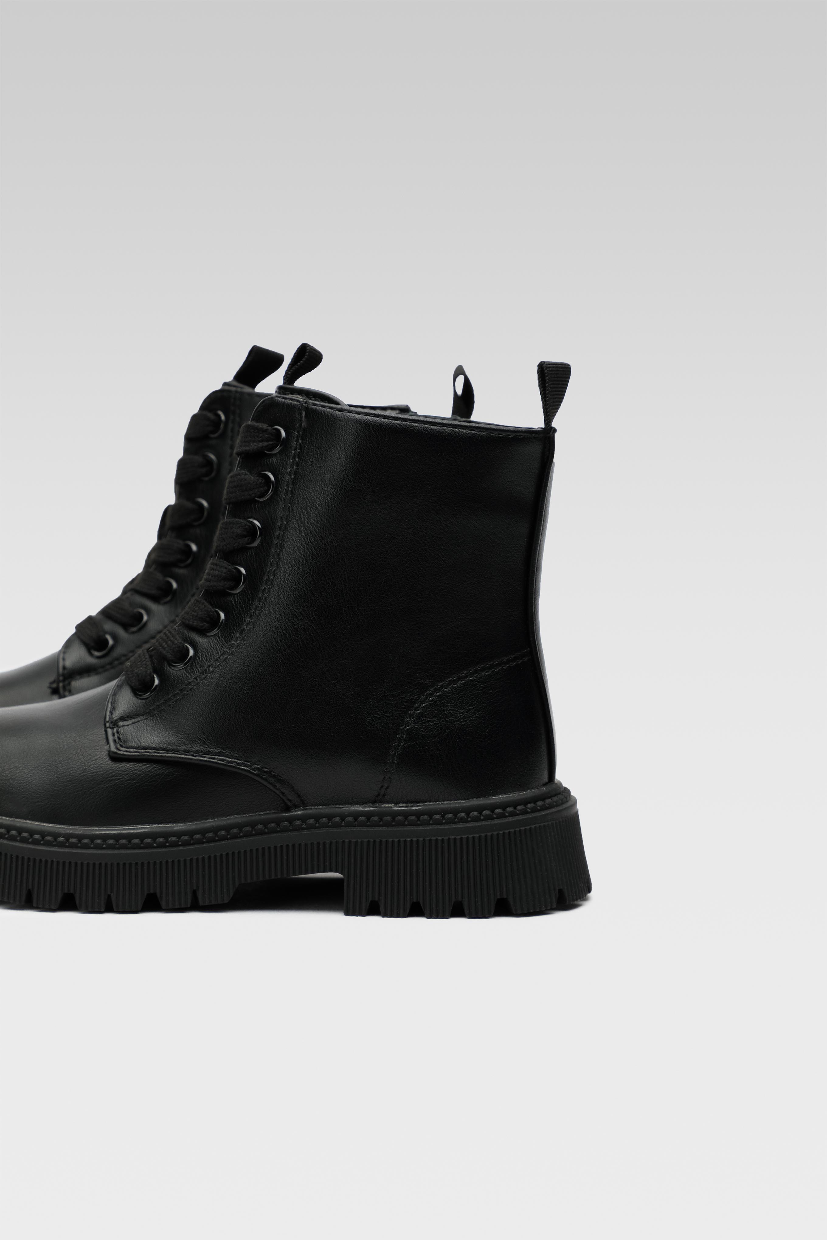 Gležnjarji z vezalkami Črna