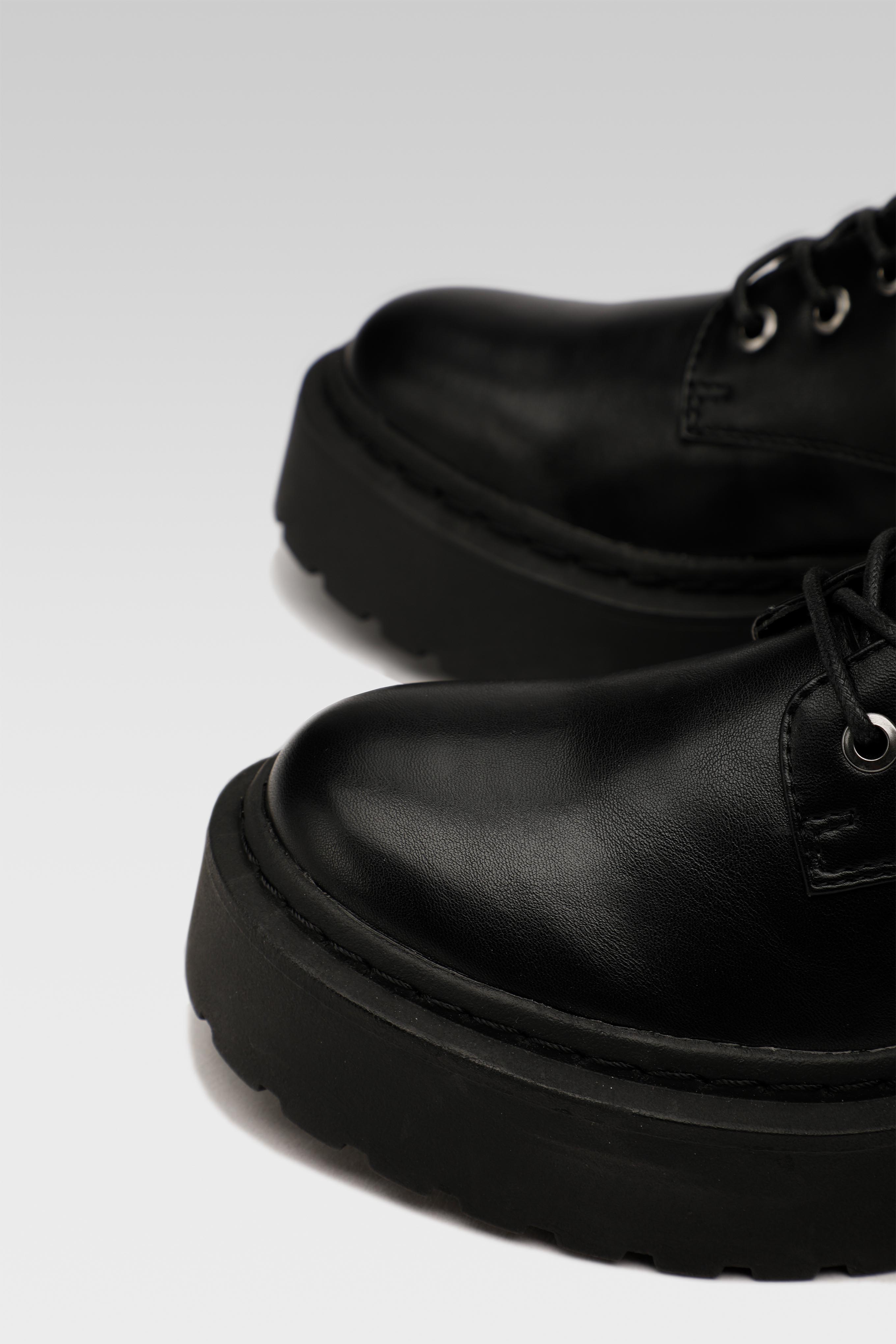 Gležnjarji z vezalkami Črna