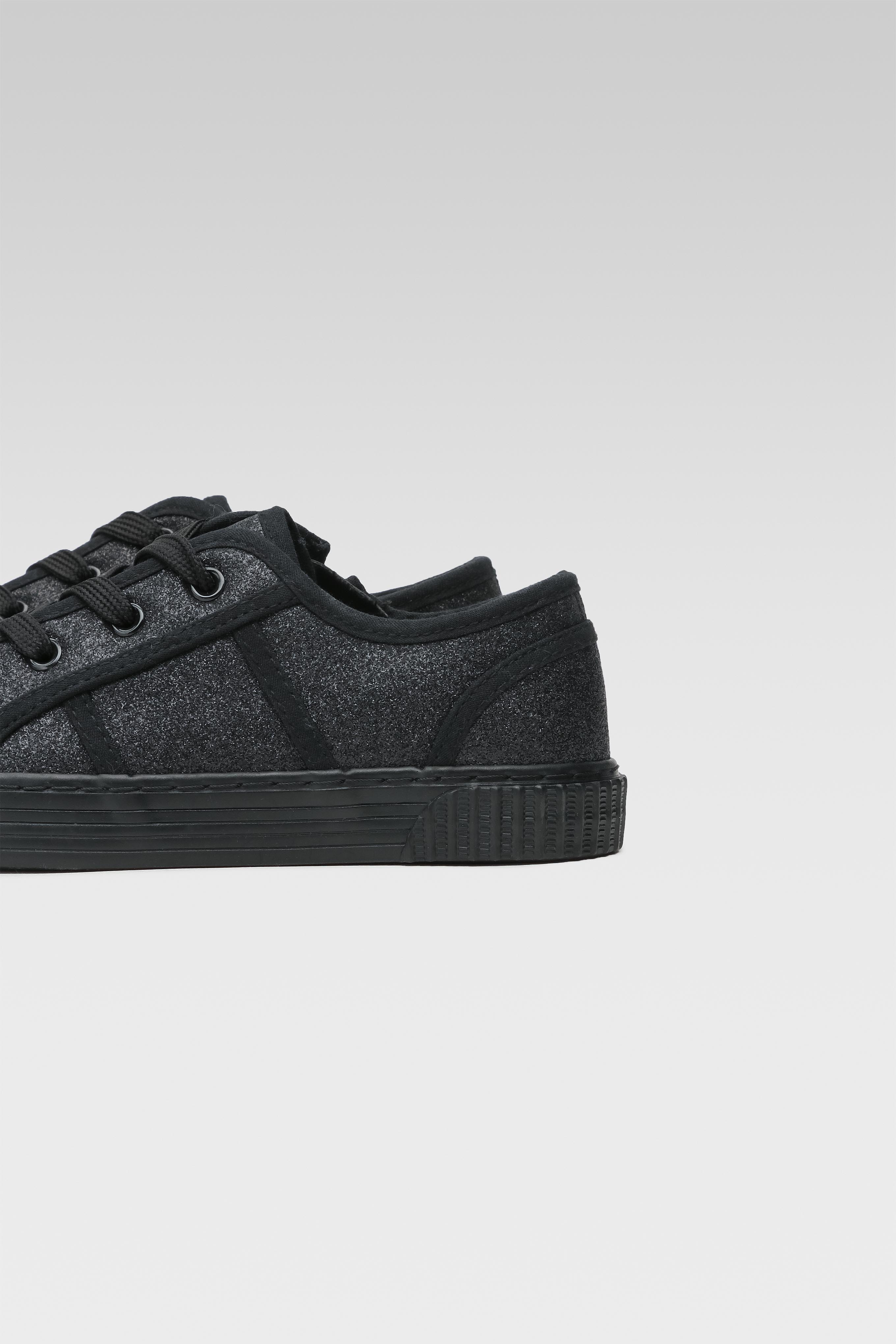 Platnene superge Črna