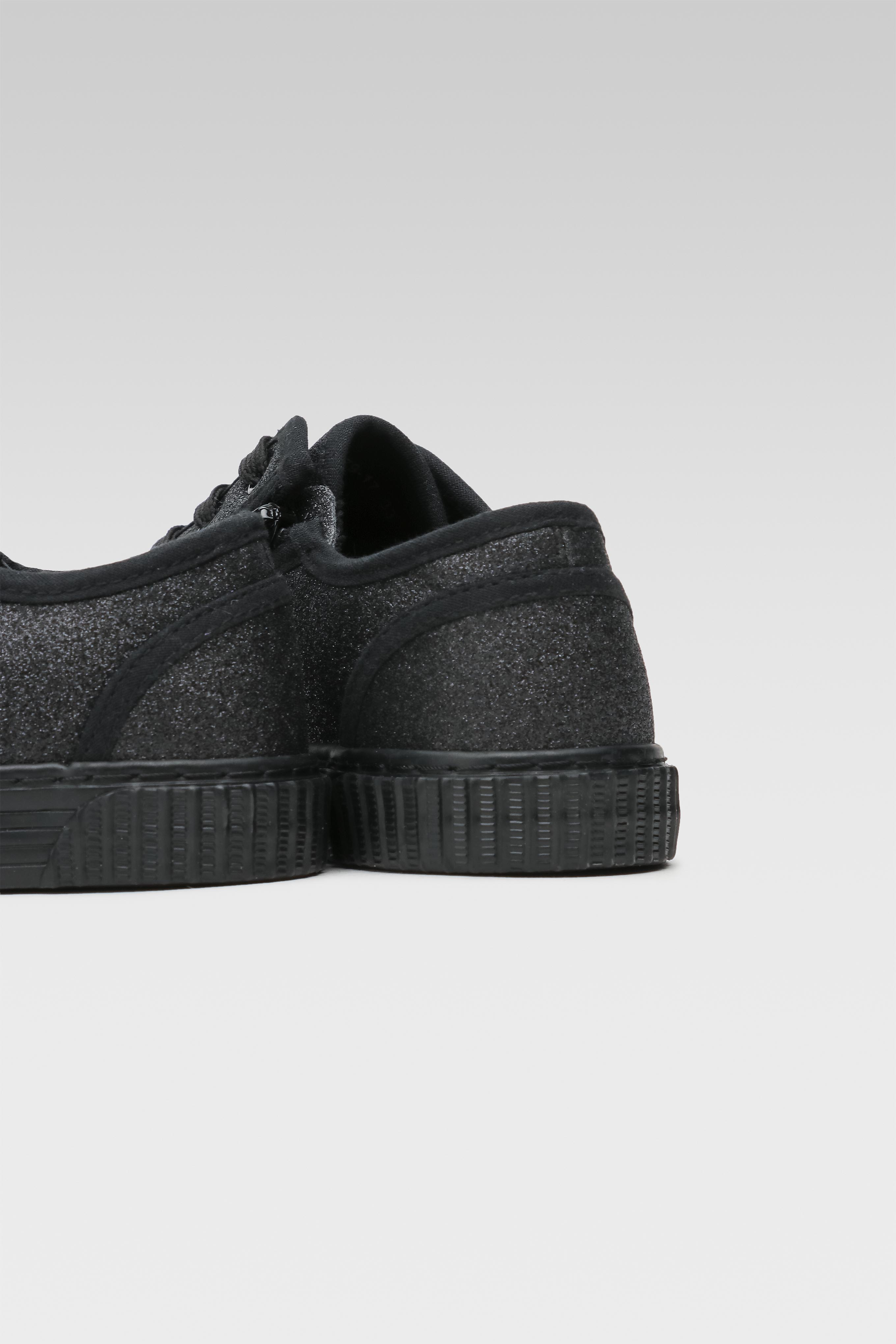 Platnene superge Črna