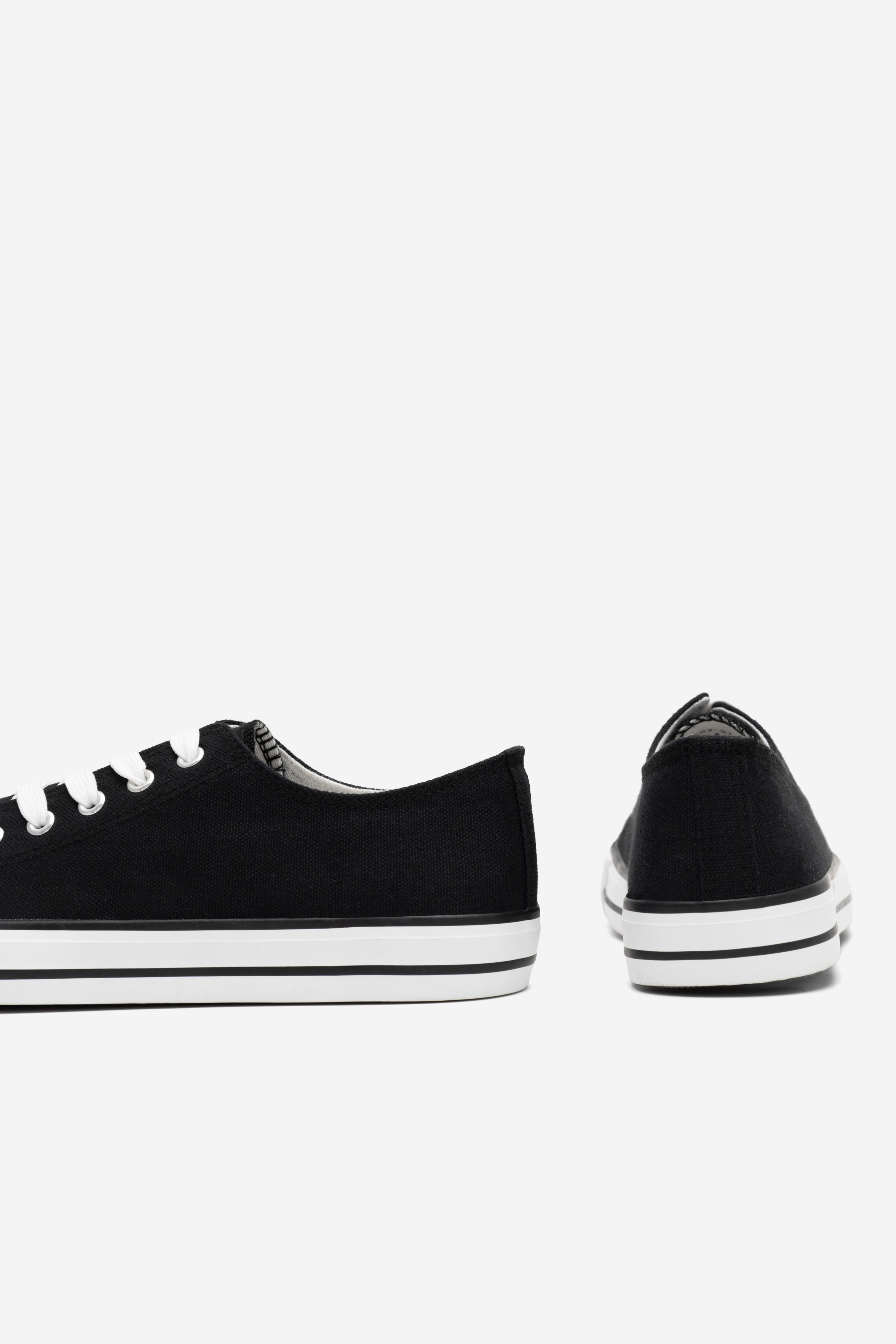 Platnene superge Črna