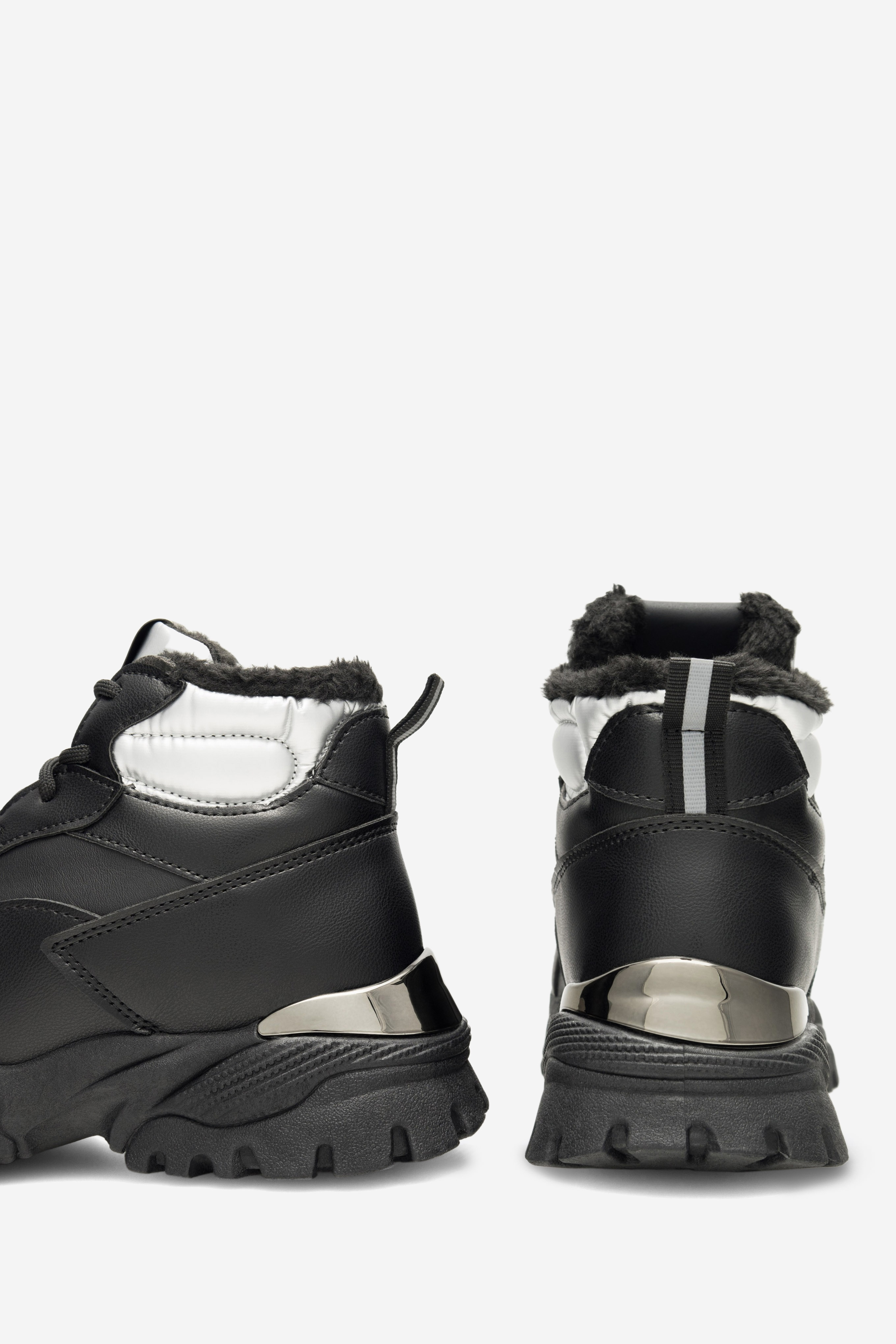 Gležnjarji z vezalkami Črna