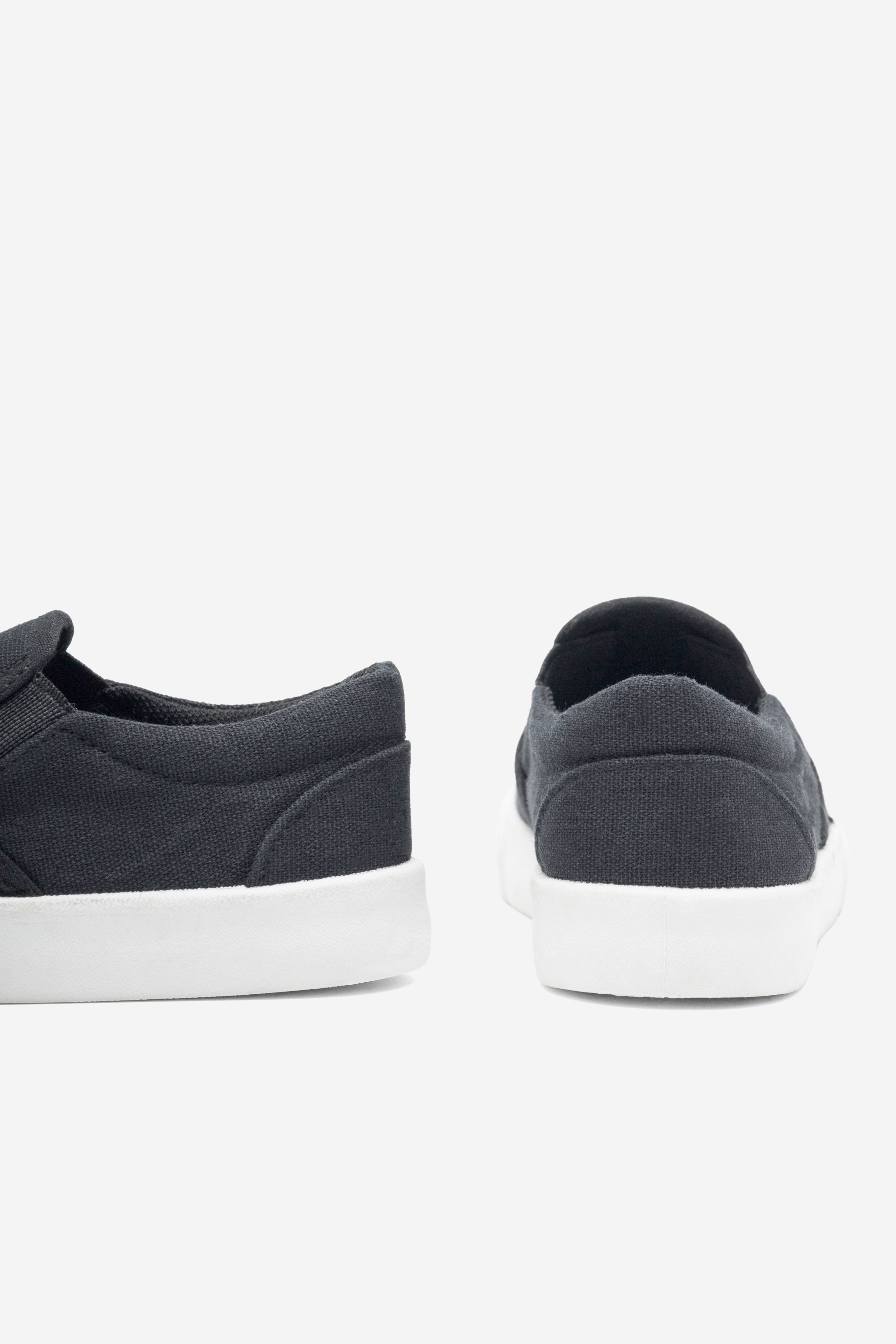 Platnene superge Črna