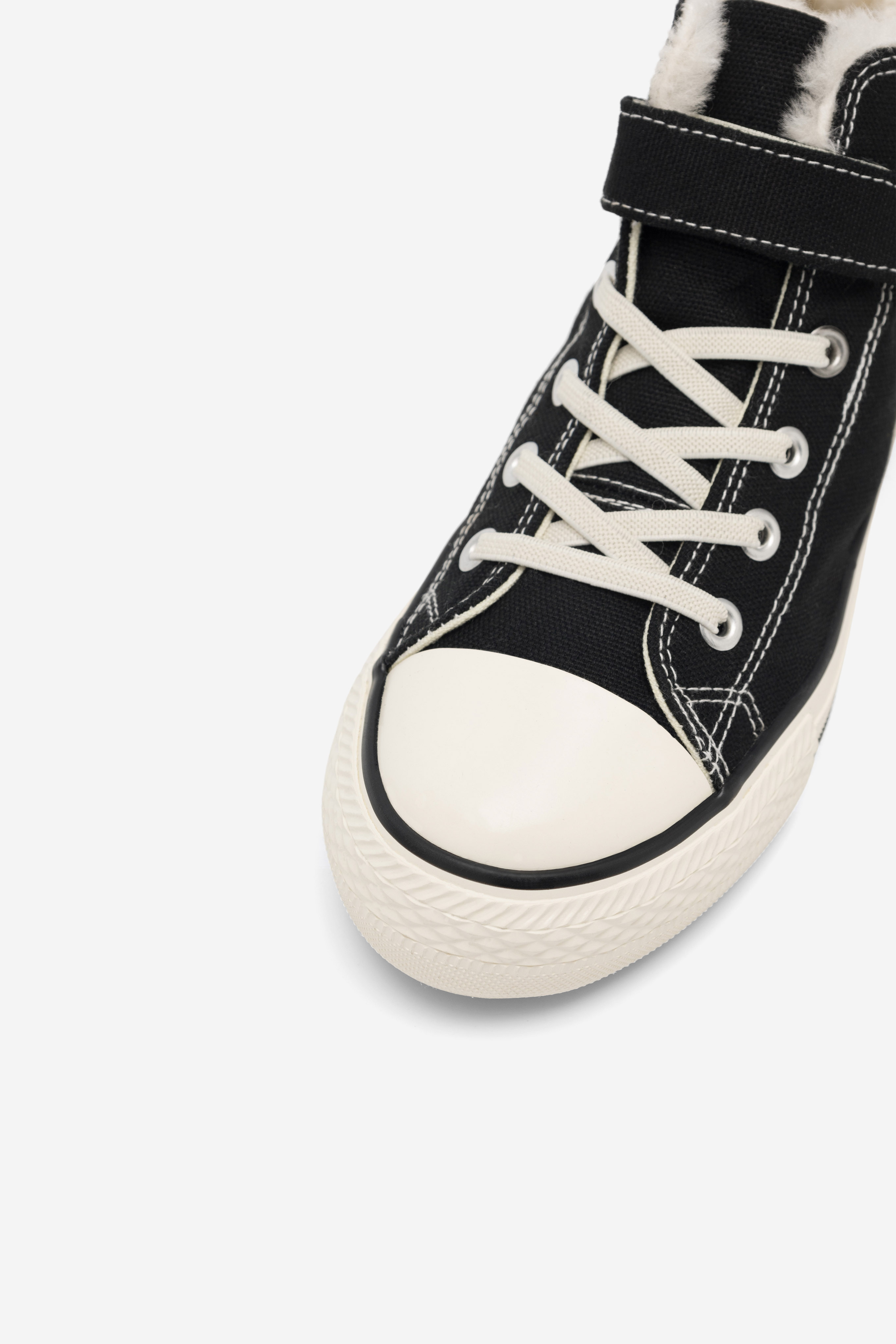 Platnene superge Črna