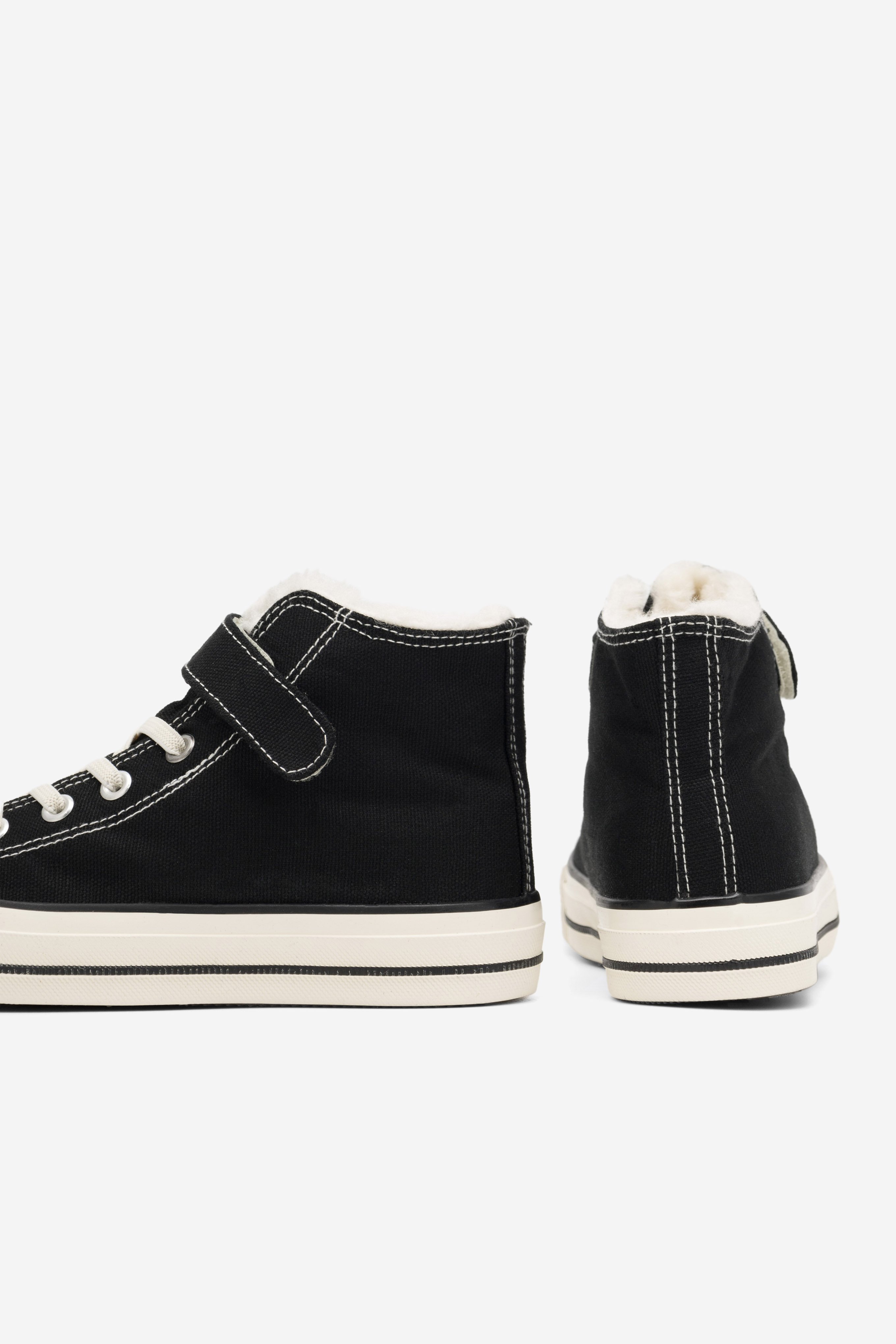 Platnene superge Črna