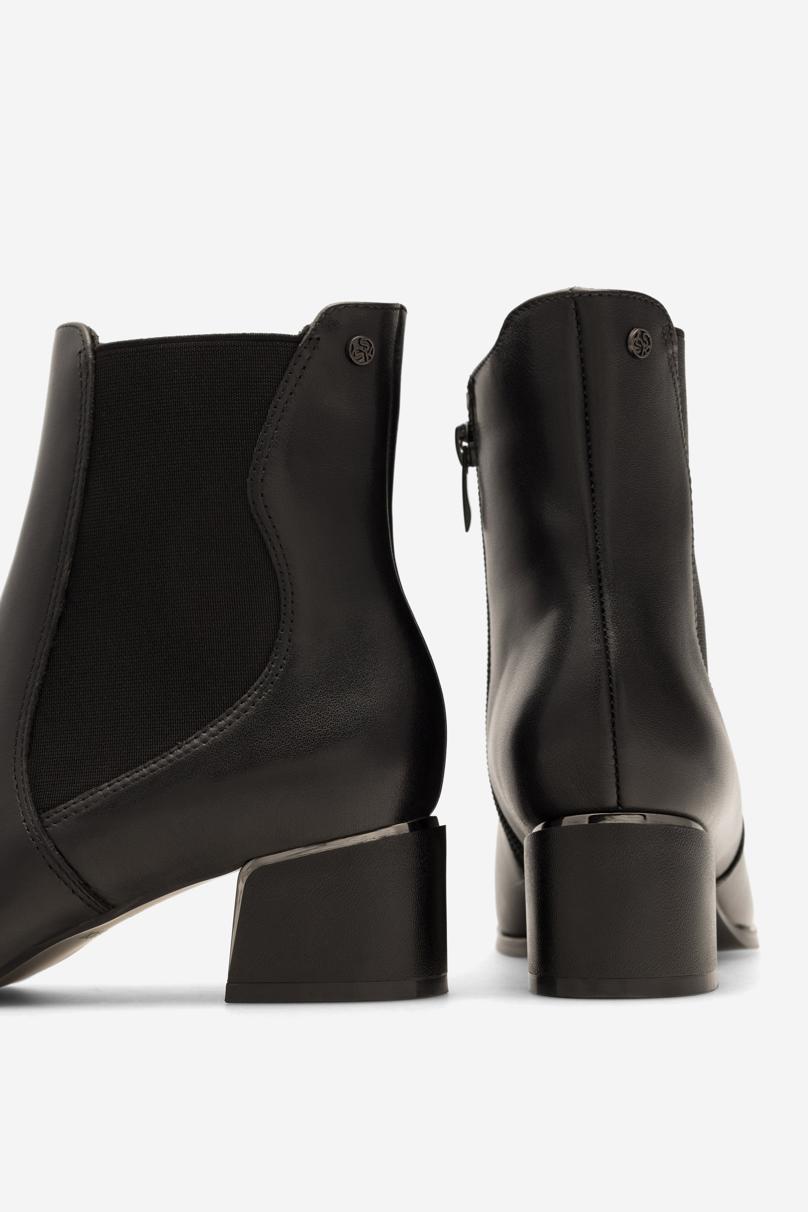 Kotníková obuv ČERNÁ