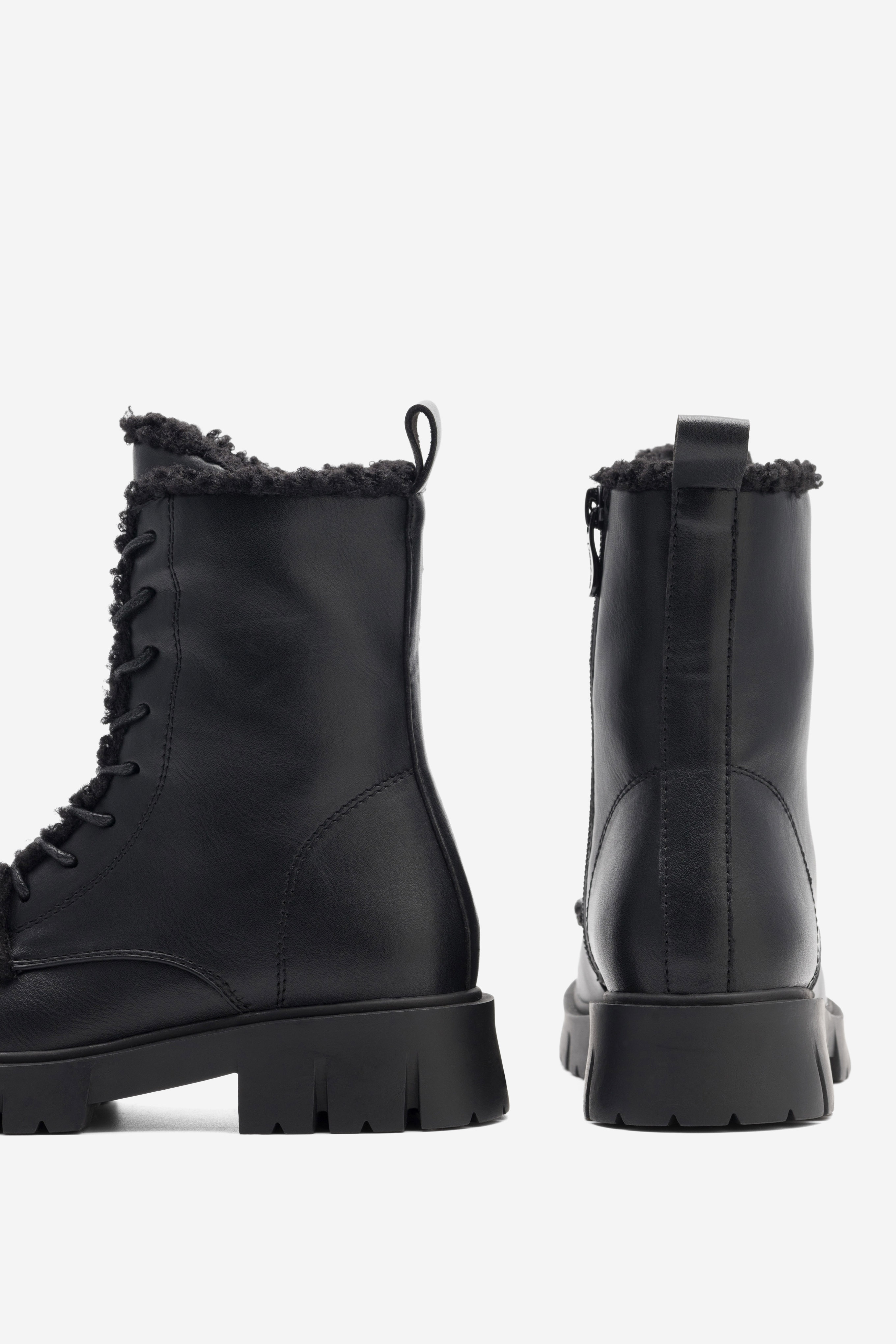 Gležnjarji z vezalkami Črna