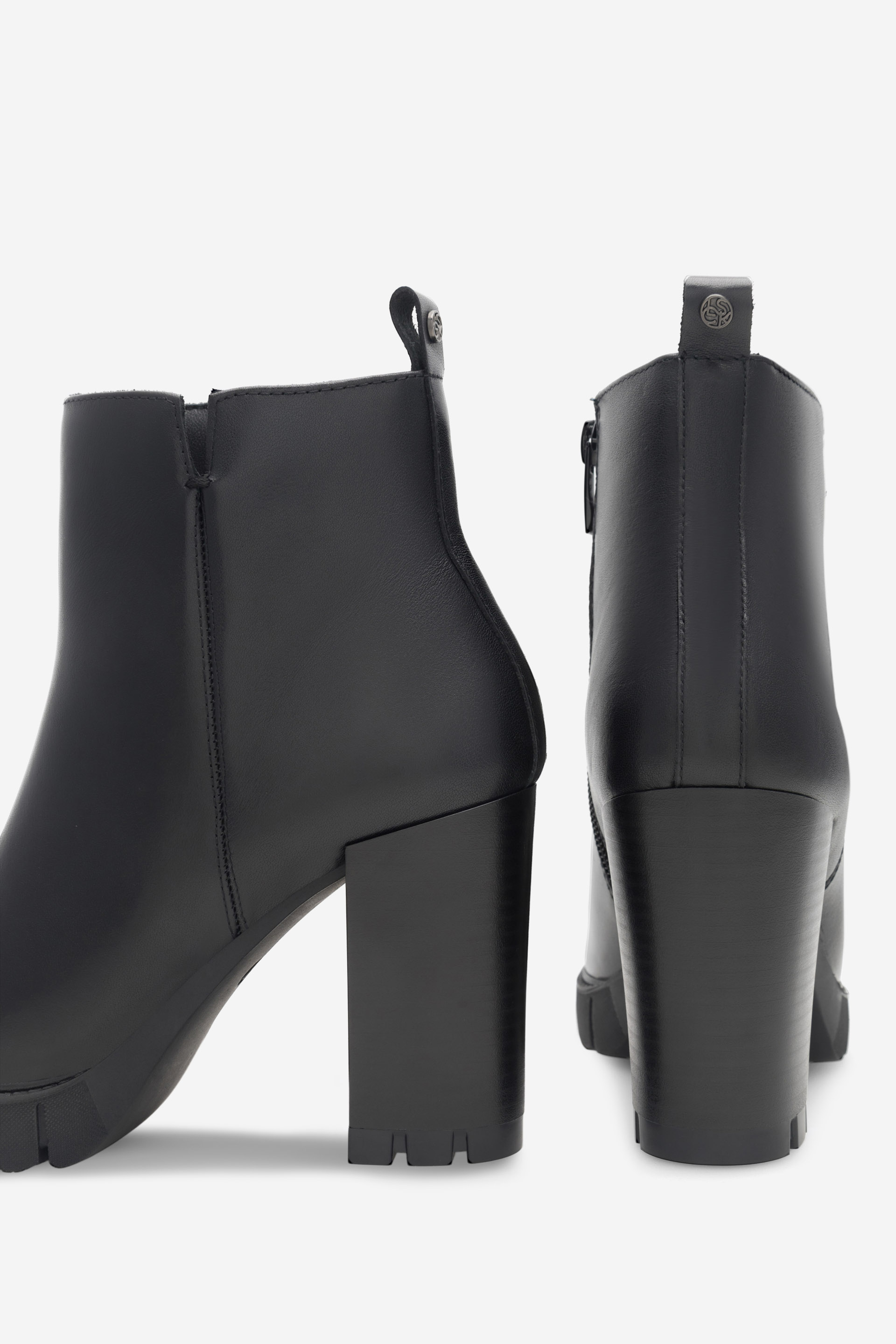 Kotníková obuv ČERNÁ