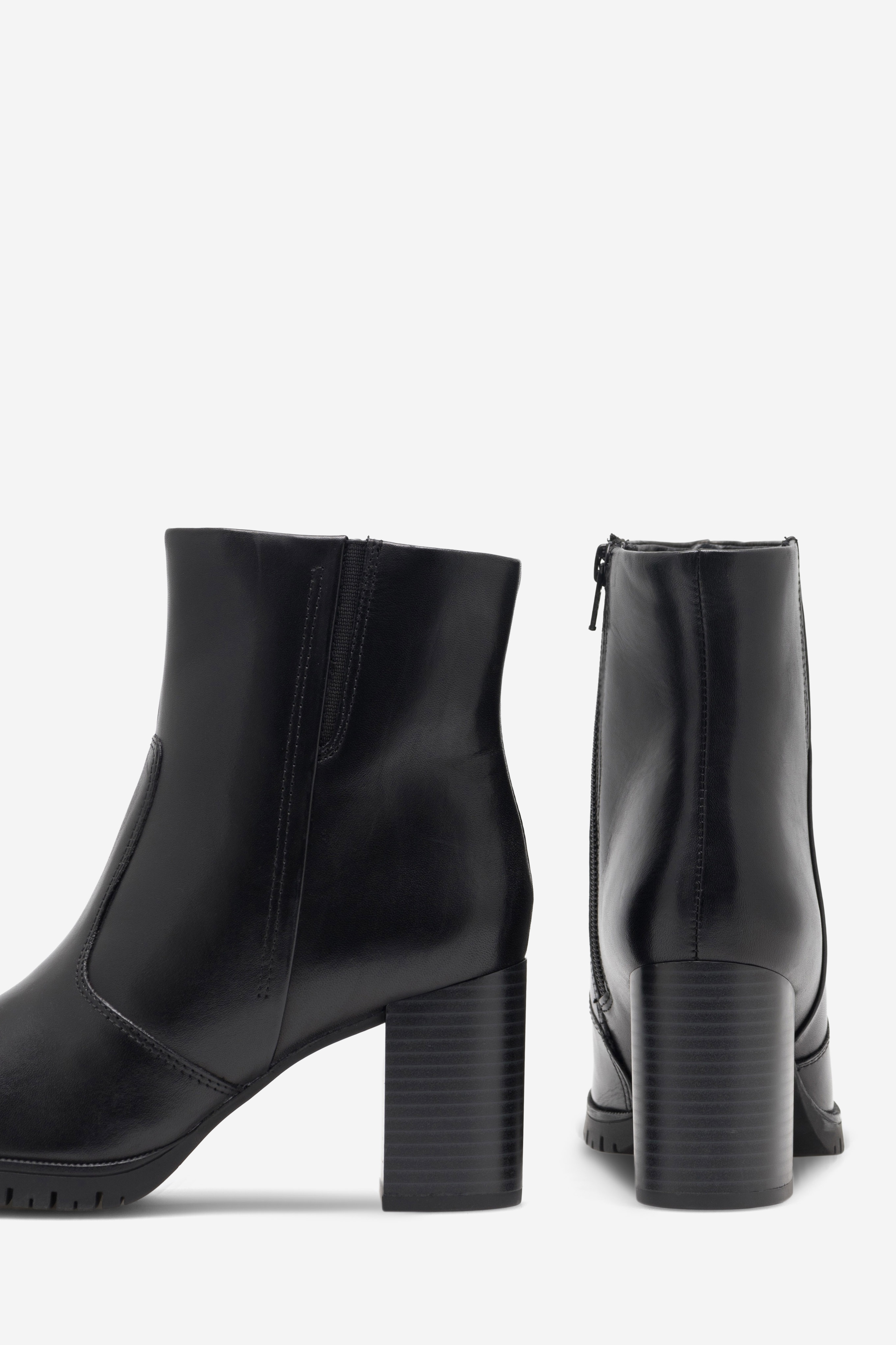 Kotníková obuv ČERNÁ