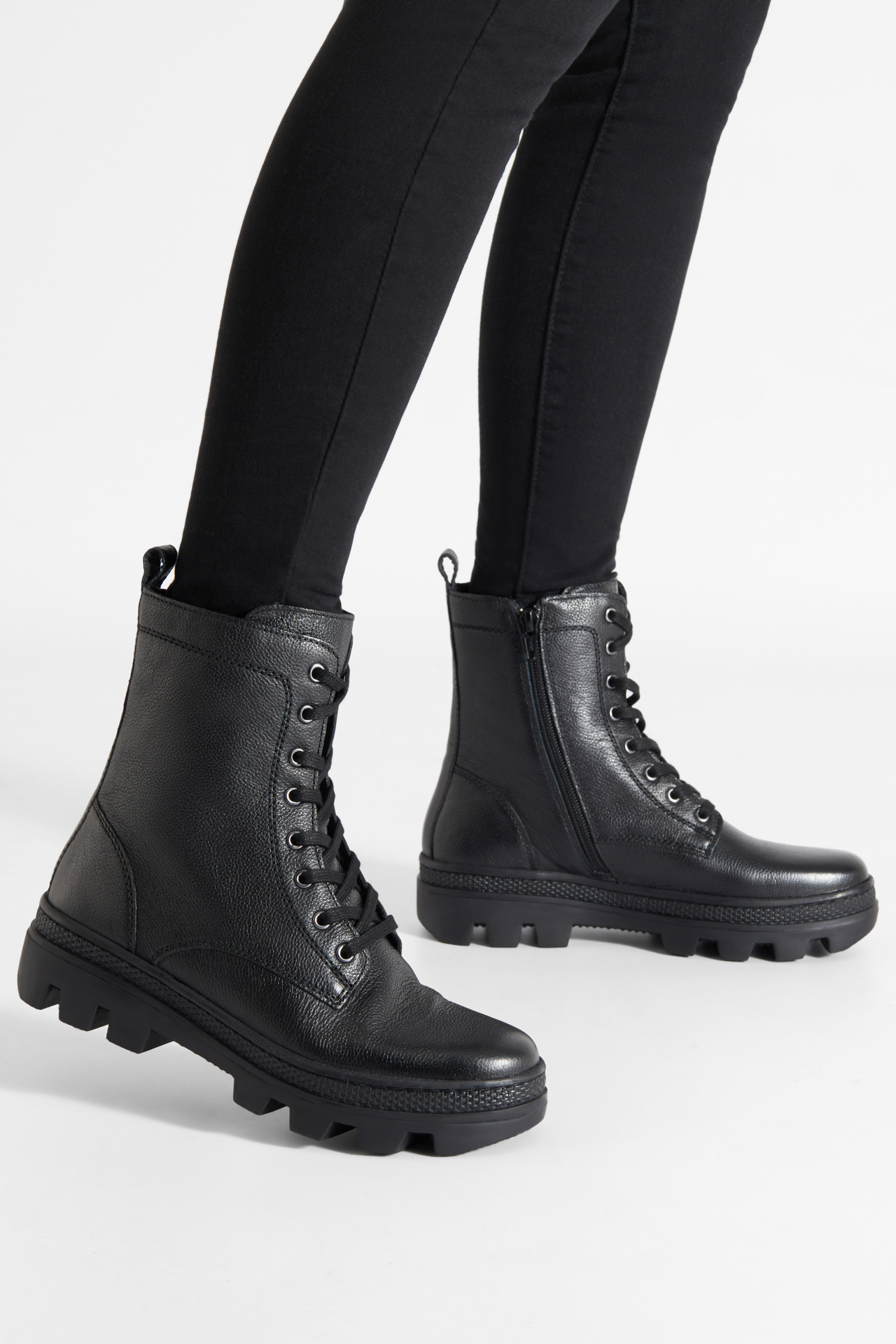 Šněrovací vyšší obuv ČERNÁ