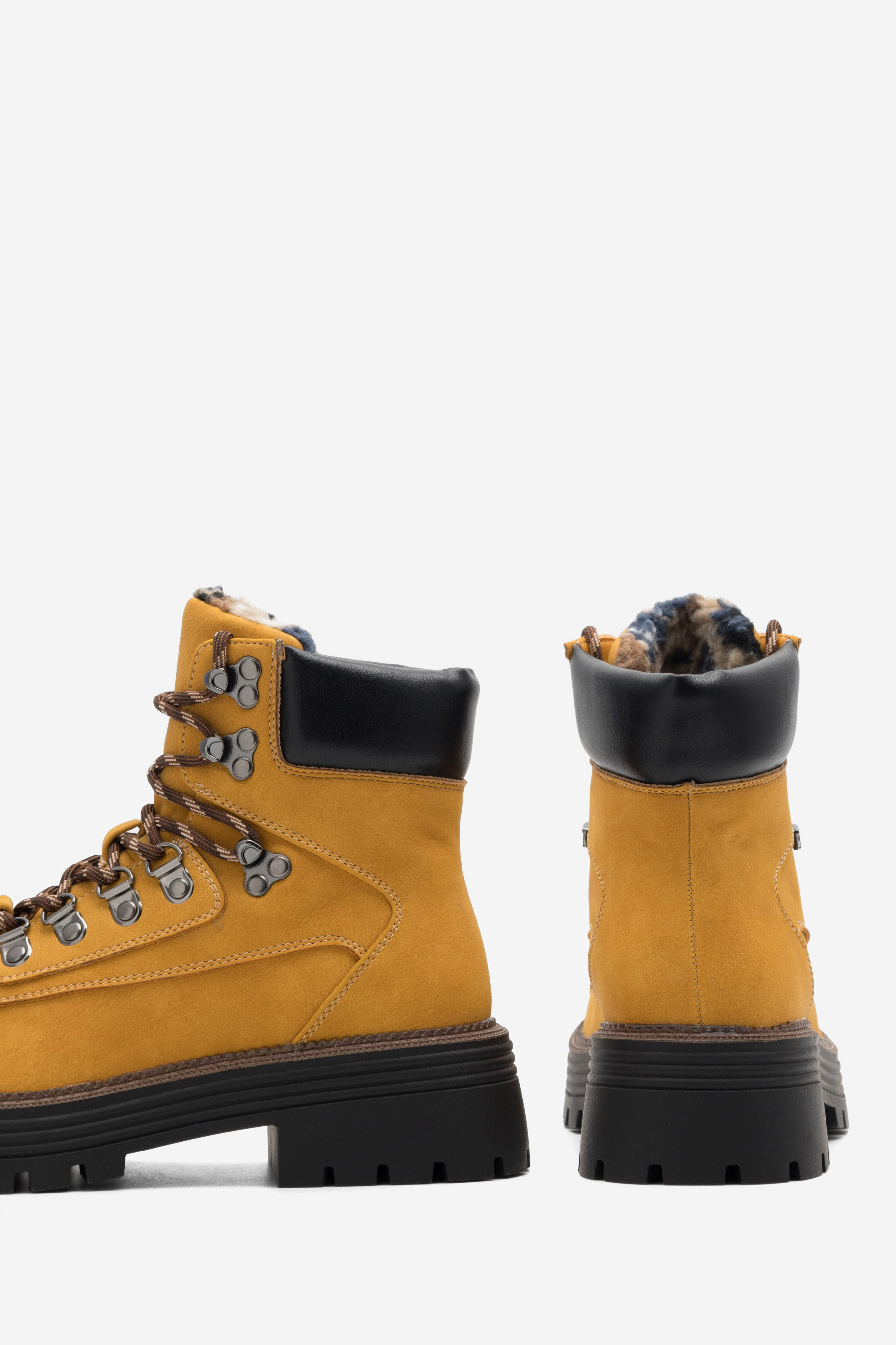 Šněrovací vyšší obuv CAMEL