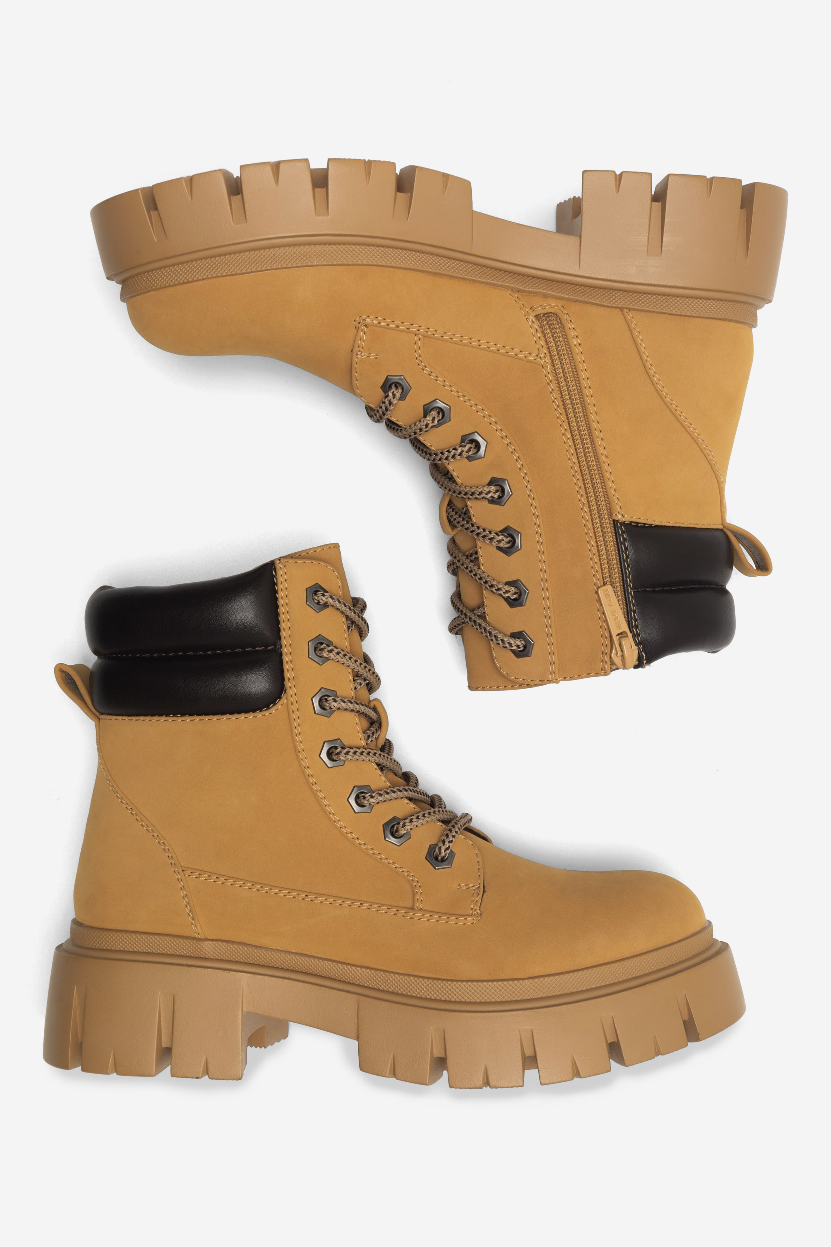 Šněrovací vyšší obuv CAMEL