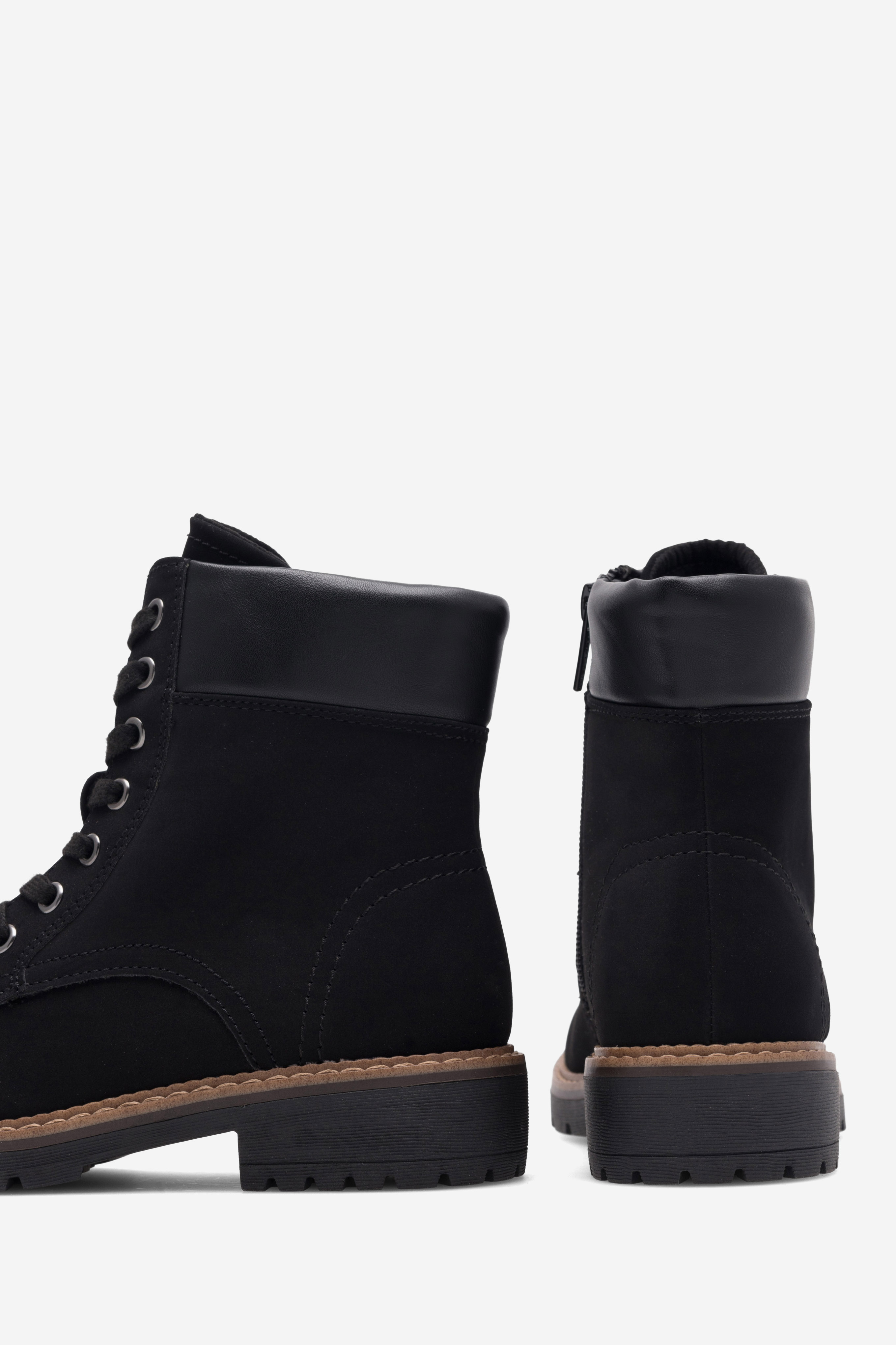 Šněrovací vyšší obuv ČERNÁ