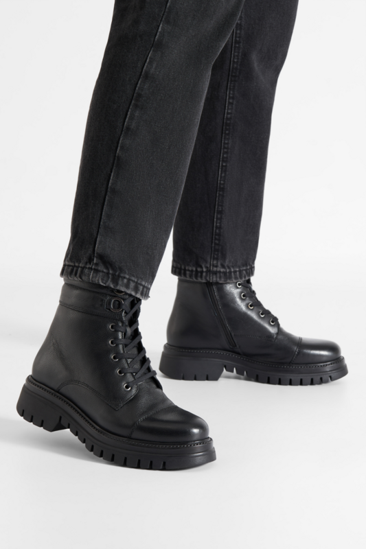 Šnurovacie topánky Čierna