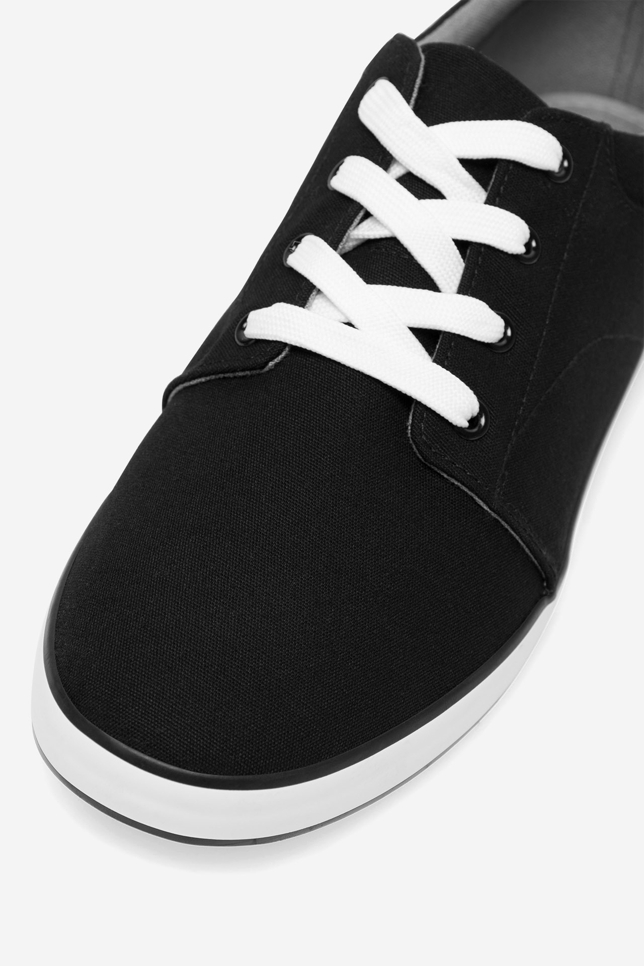 Platnene superge Črna