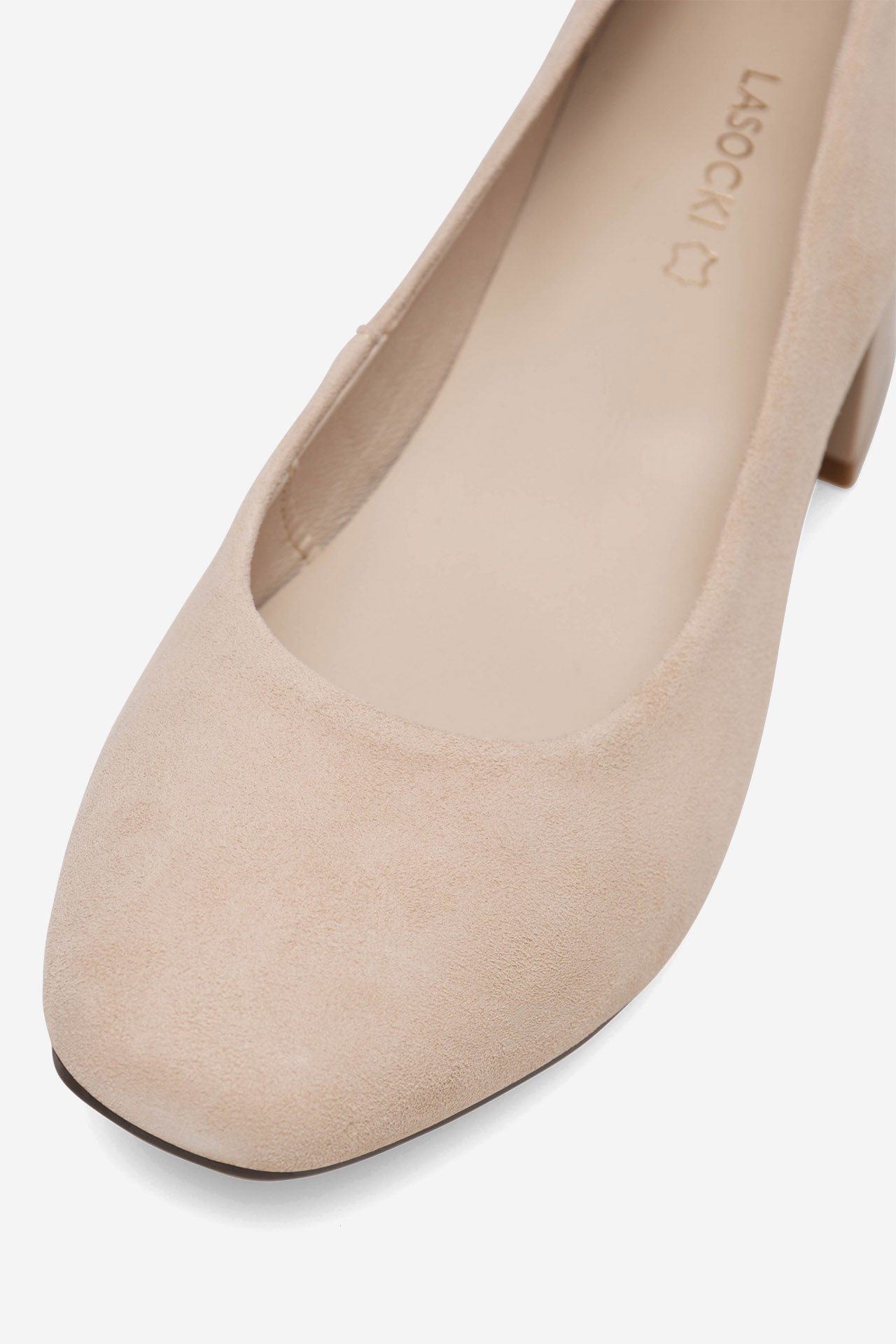 Cipele na petu Tamnobež