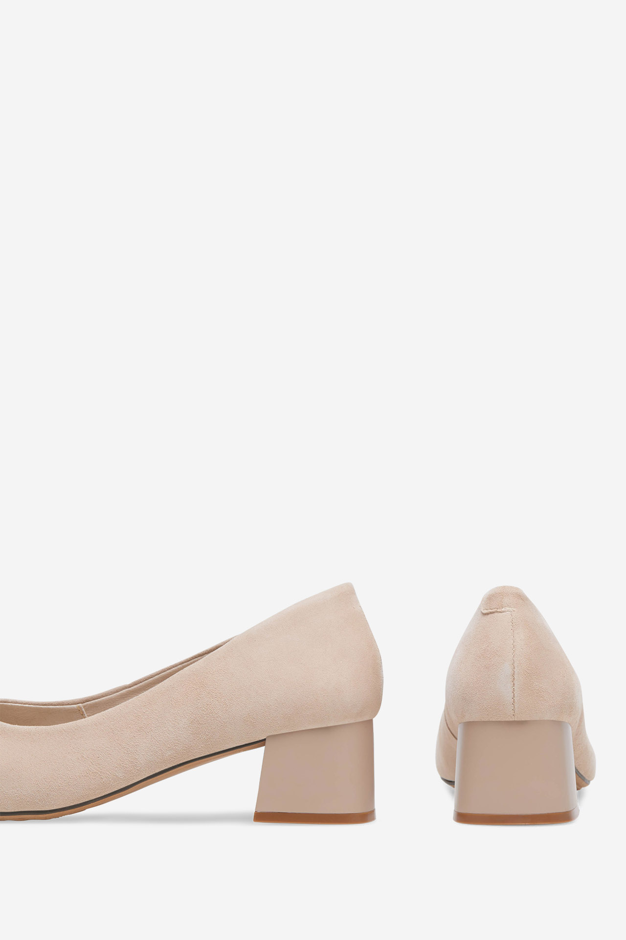 Cipele na petu Tamnobež