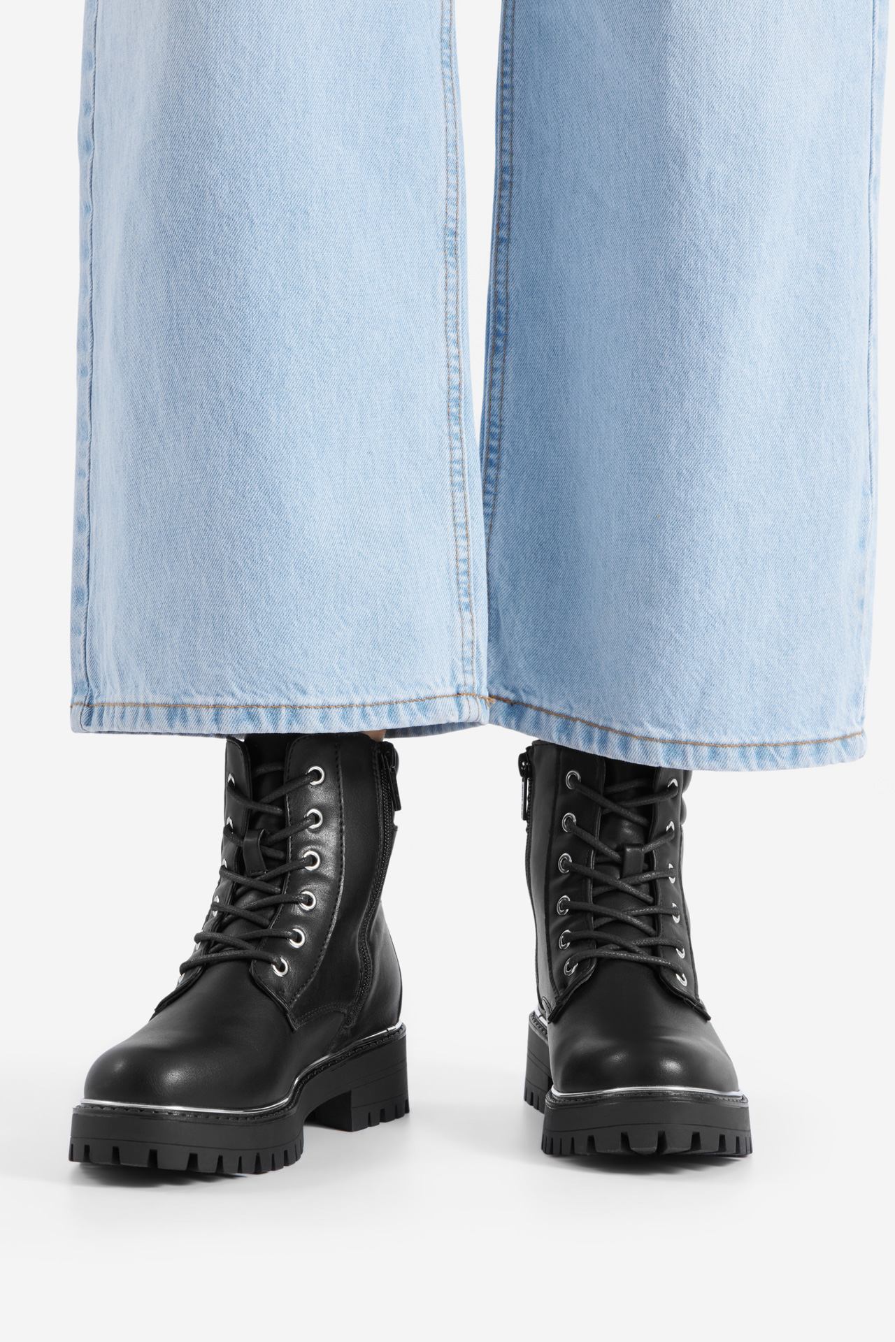 Šněrovací vyšší obuv ČERNÁ