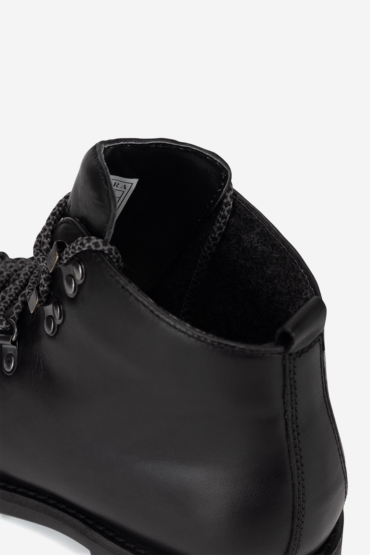 Šněrovací vyšší obuv ČERNÁ