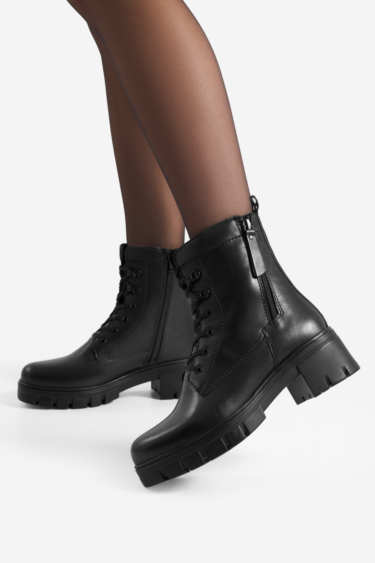 Šněrovací vyšší obuv ČERNÁ