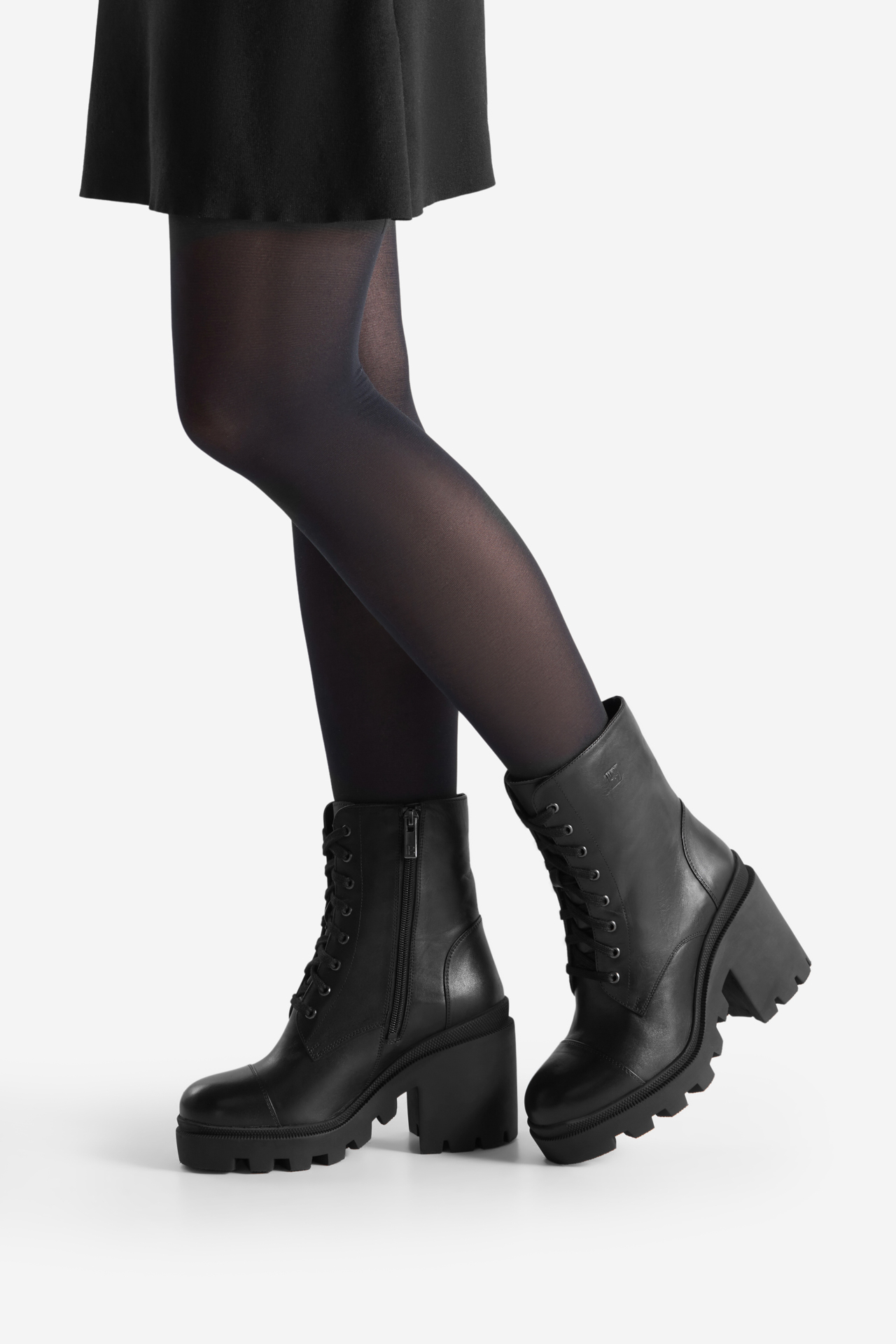 Šněrovací vyšší obuv ČERNÁ